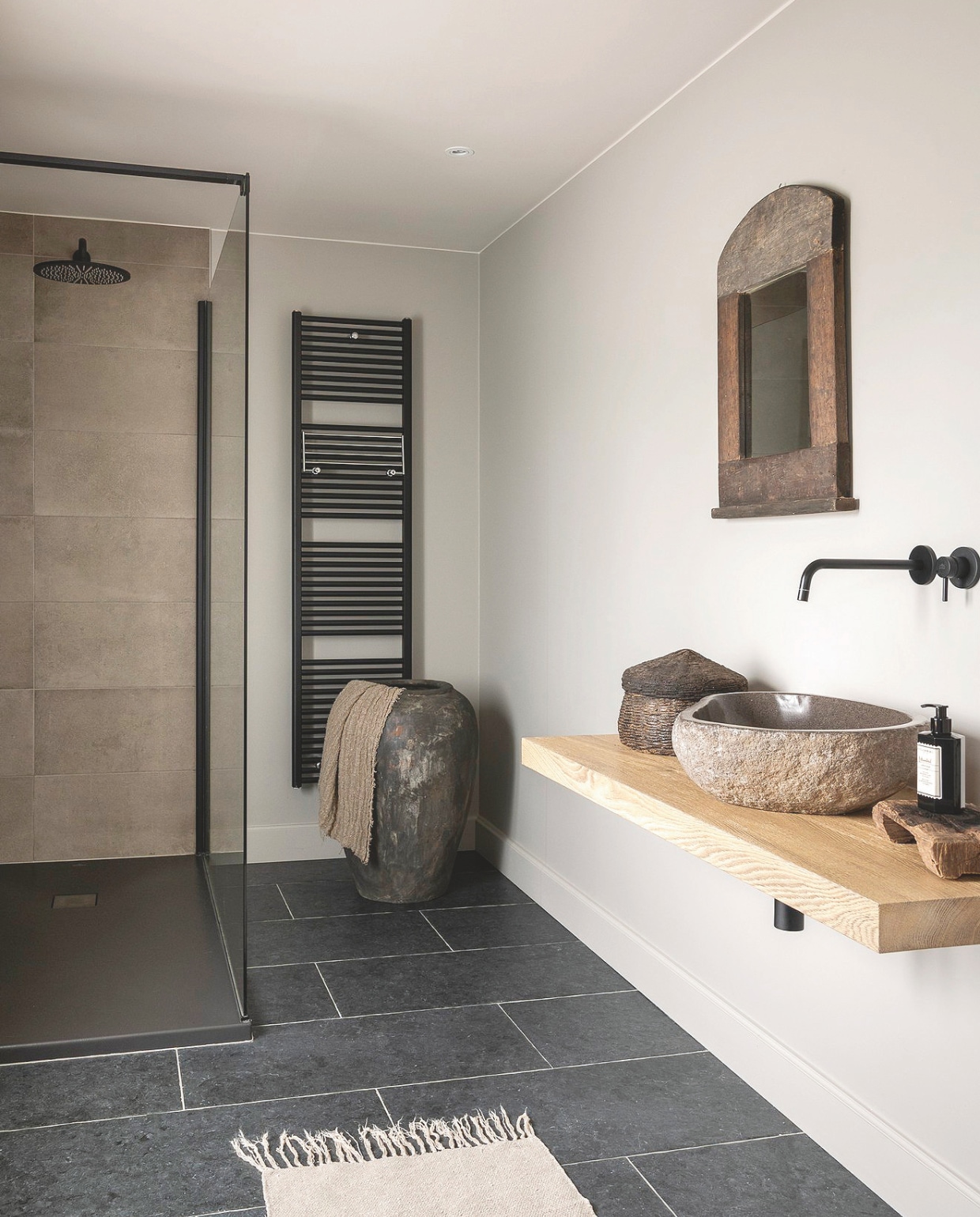 In de badkamer is gekozen voor sanitair van Grohe. ‘We wilden dat alles samenhangend was, dus de stijl van de keuken komt terug in de badkamer.’ vtwonen landelijk 08-2024 | fotografie Jonah Samyn