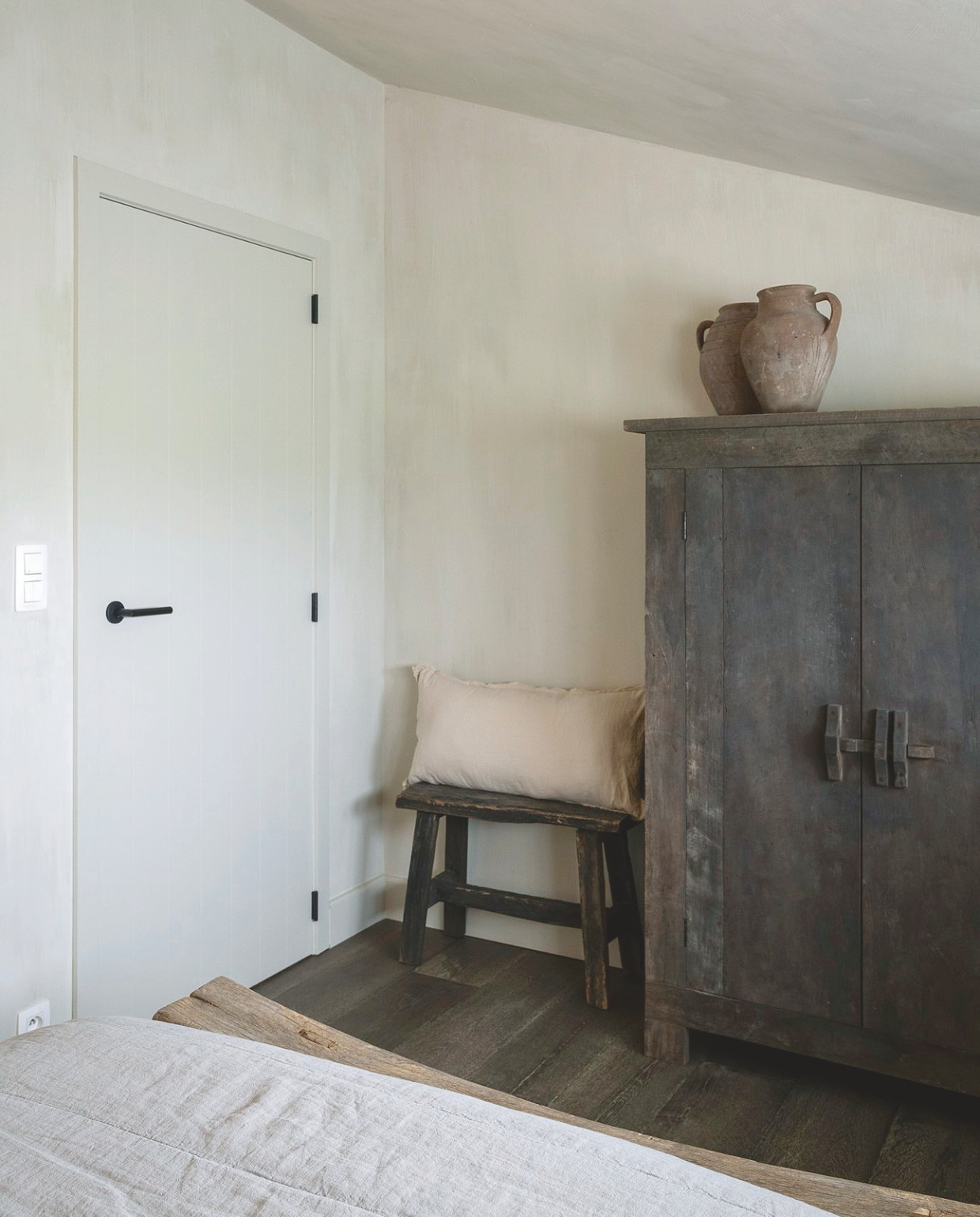 De kast is van Aura Peeperkorn, de accessoires van Het Wase Woonhuis. vtwonen landelijk 08-2024 | fotografie Jonah Samyn