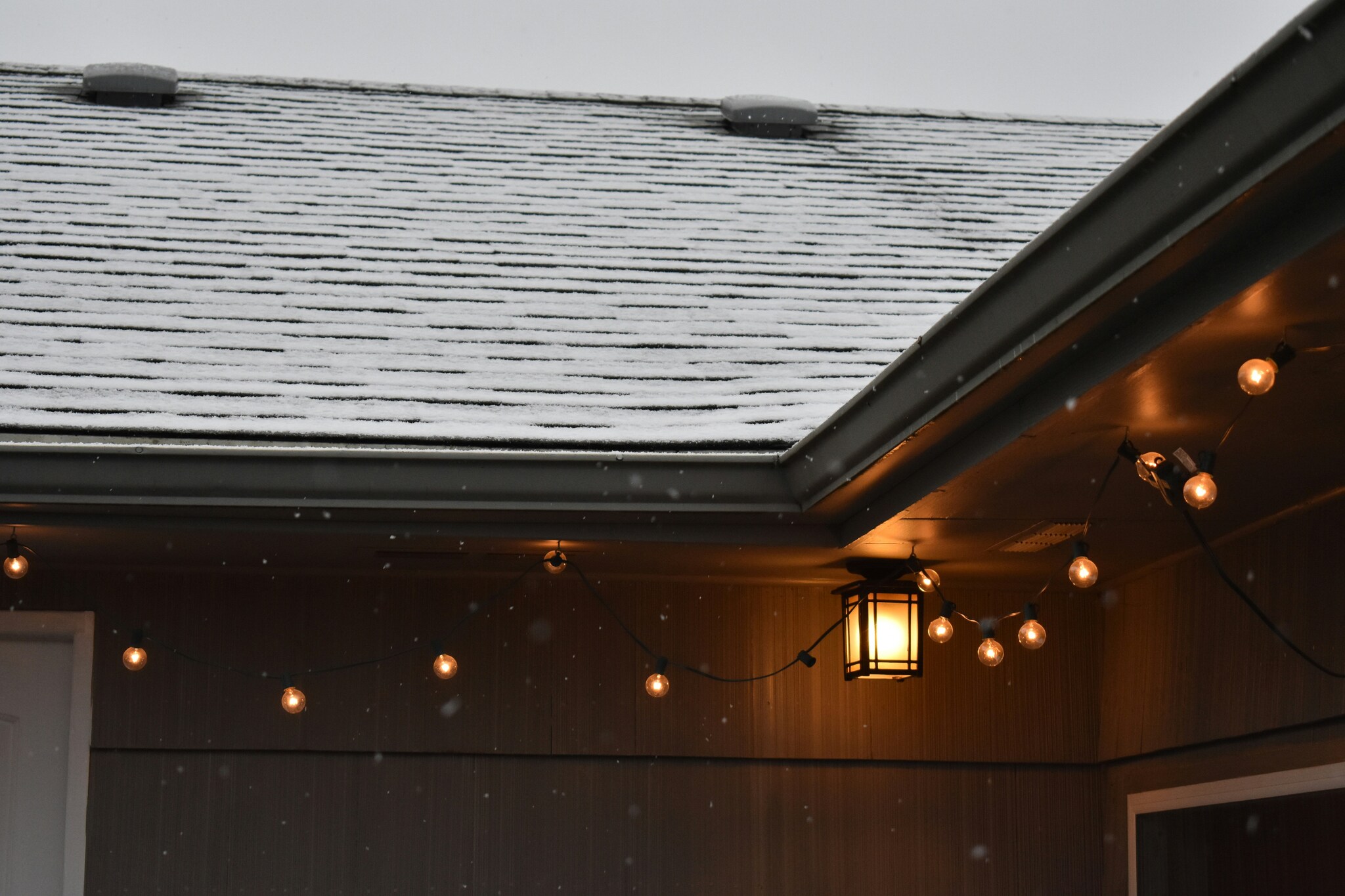 Kerfstverlichting onder de overkapping of veranda fotografie Knopka Ivy
