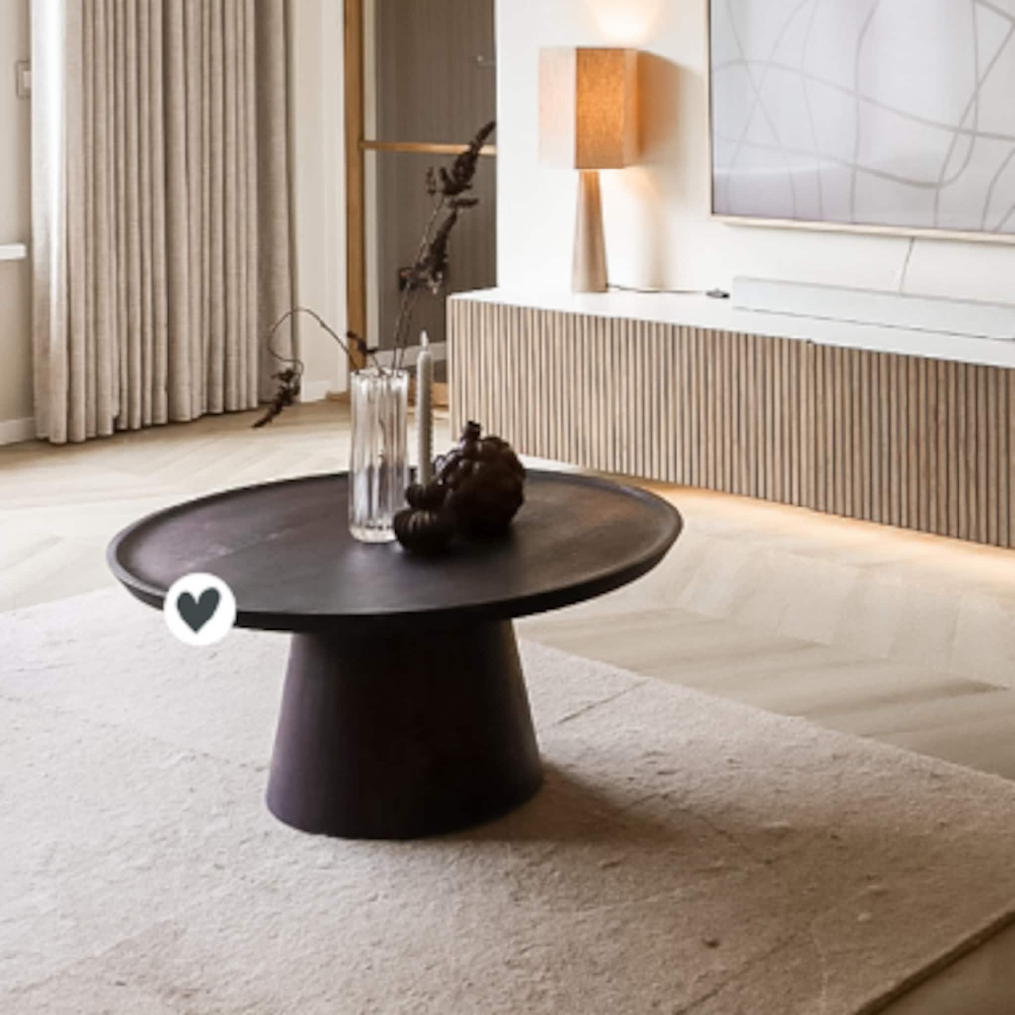 Woonkamer met een bruine houten vtwonen salontafel