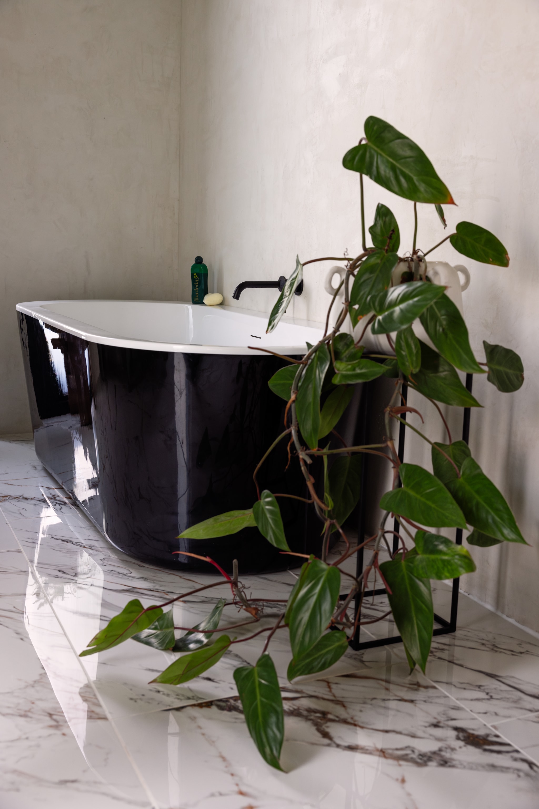 Vloertegels Verona Marmer Tegels in Huis. Bad Juno van BWS en wastafelkraan  Nero van Boss &amp; Wessing via Tegeldepot. Bijzettafel Goa van Mica Decorations, bloempot Ahri van Intratuin, plant Philodendron ‘Red Emerald’. styling ilona jongepier | fotografie dana van leeuwen | tekst Mirjam Rosema-Verhulst