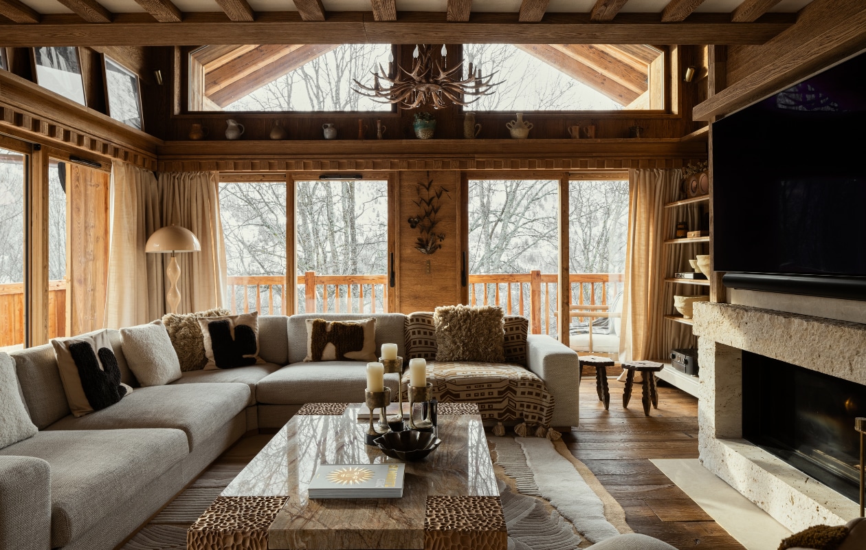 De enorme raampartij is een majestueus element in de woonkamer en biedt een geweldig uitzicht op het nabijgelegen bos. stijlvol wonen 08-2024 | Productie Living Inside | Fotografie Ramona Balaban