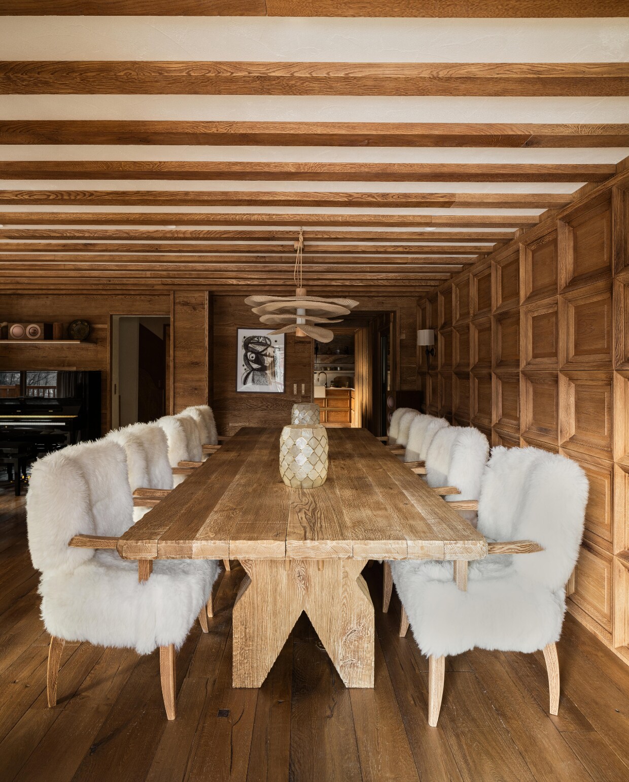 Eethoek met eettafel en stoelen ontworpen en op maat gemaakt door AS Interior Design. Hanglamp van een rommelmarkt. stijlvol wonen 08-2024 | Productie Living Inside | Fotografie Ramona Balaban