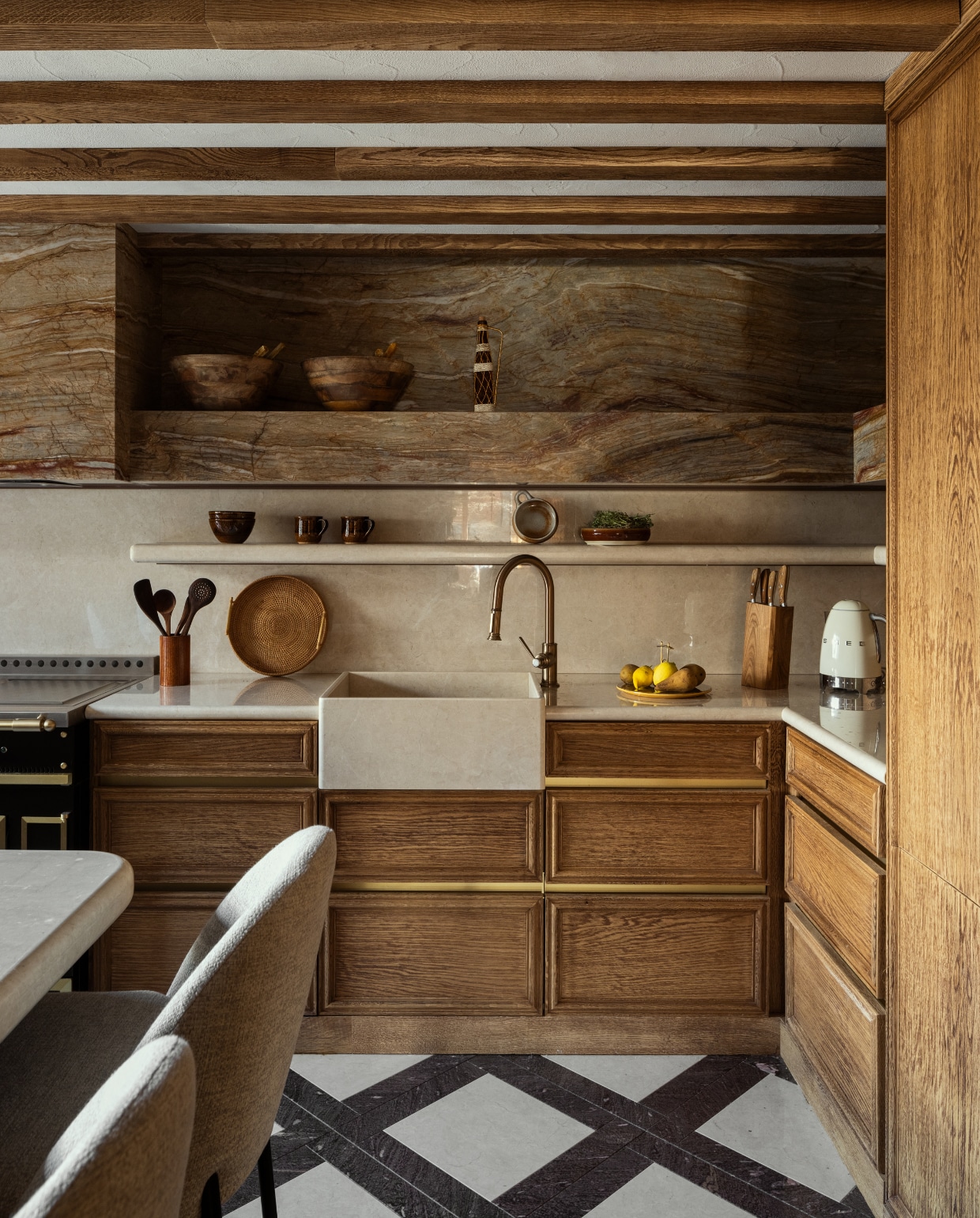 De keuken is volledig op maat ontworpen door AS Interior Design, van het keukenblok tot het eiland en de krukken. stijlvol wonen 08-2024 | Productie Living Inside | Fotografie Ramona Balaban