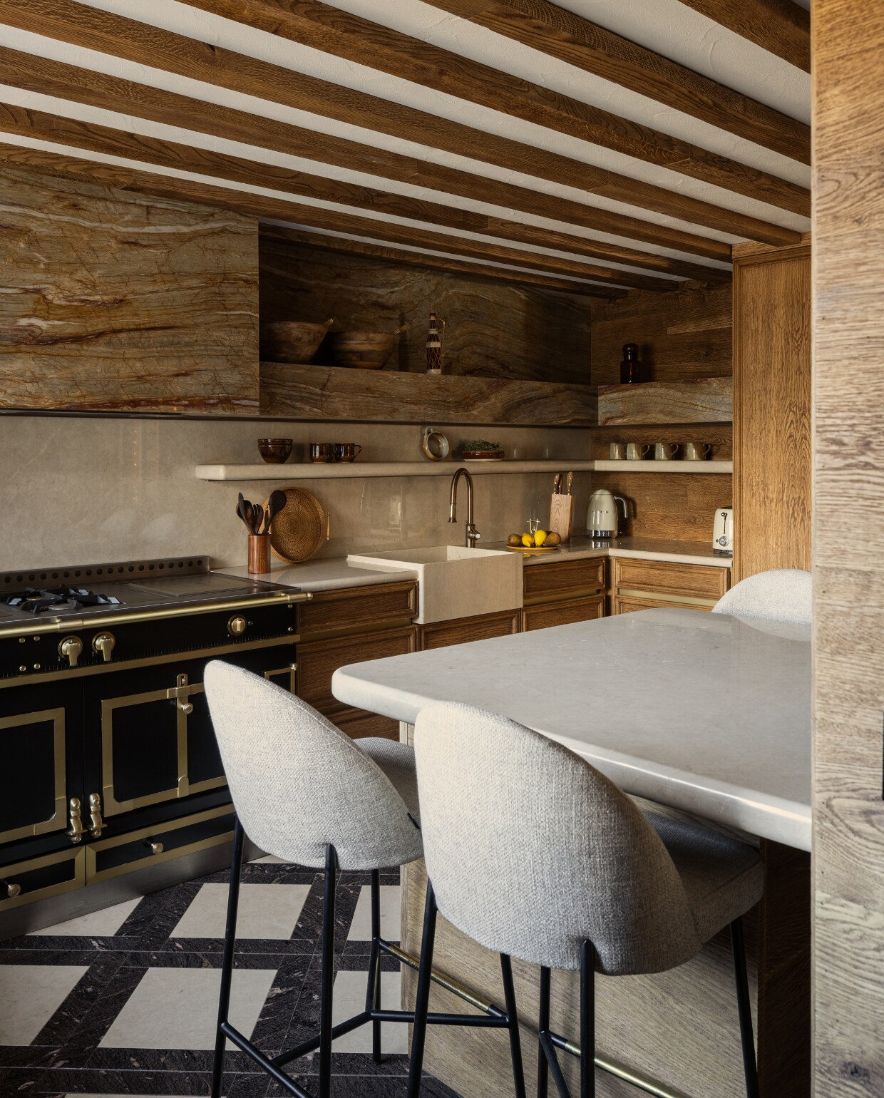 Het enorme fornuis is van La Cornue. De vloer en afzuigkap zijn van marmer. Het groene marmer Dark Emperador komt overal in huis subtiel terug. stijlvol wonen 08-2024 | Productie Living Inside | Fotografie Ramona Balaban