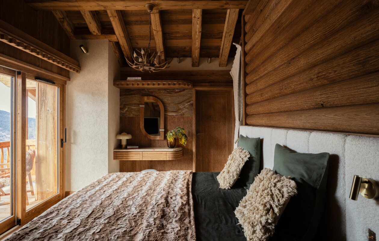 De tweede grote slaapkamer, ook helemaal op maat gemaakt naar Alexandra’s ontwerp. Kroonluchter van hertengewei van een rommelmarkt, tafellamp Giovanni van Soho Home, messing leeslampen Gamma van Josep Patsi. stijlvol wonen 08-2024 | Productie Living Inside | Fotografie Ramona Balaban