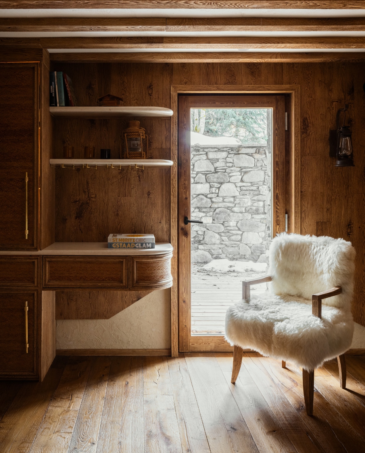 Op de begane grond is er extra zitplek en een tv-kamer (niet in beeld), volledig op maat gemaakt door AS Interior Design. stijlvol wonen 08-2024 | Productie Living Inside | Fotografie Ramona Balaban