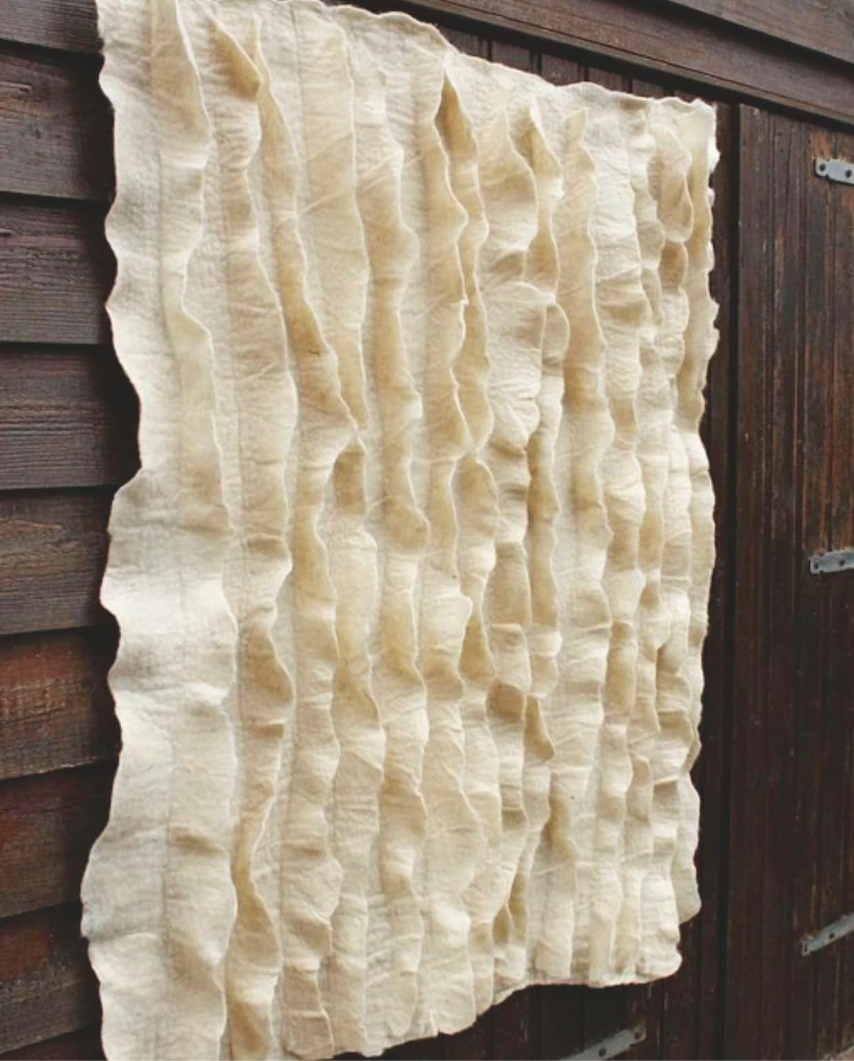 Wollen lamellen wandkleed, 170x120 cm, prijs op aanvraag (lanawolatelier.nl). Lana Wolatelier