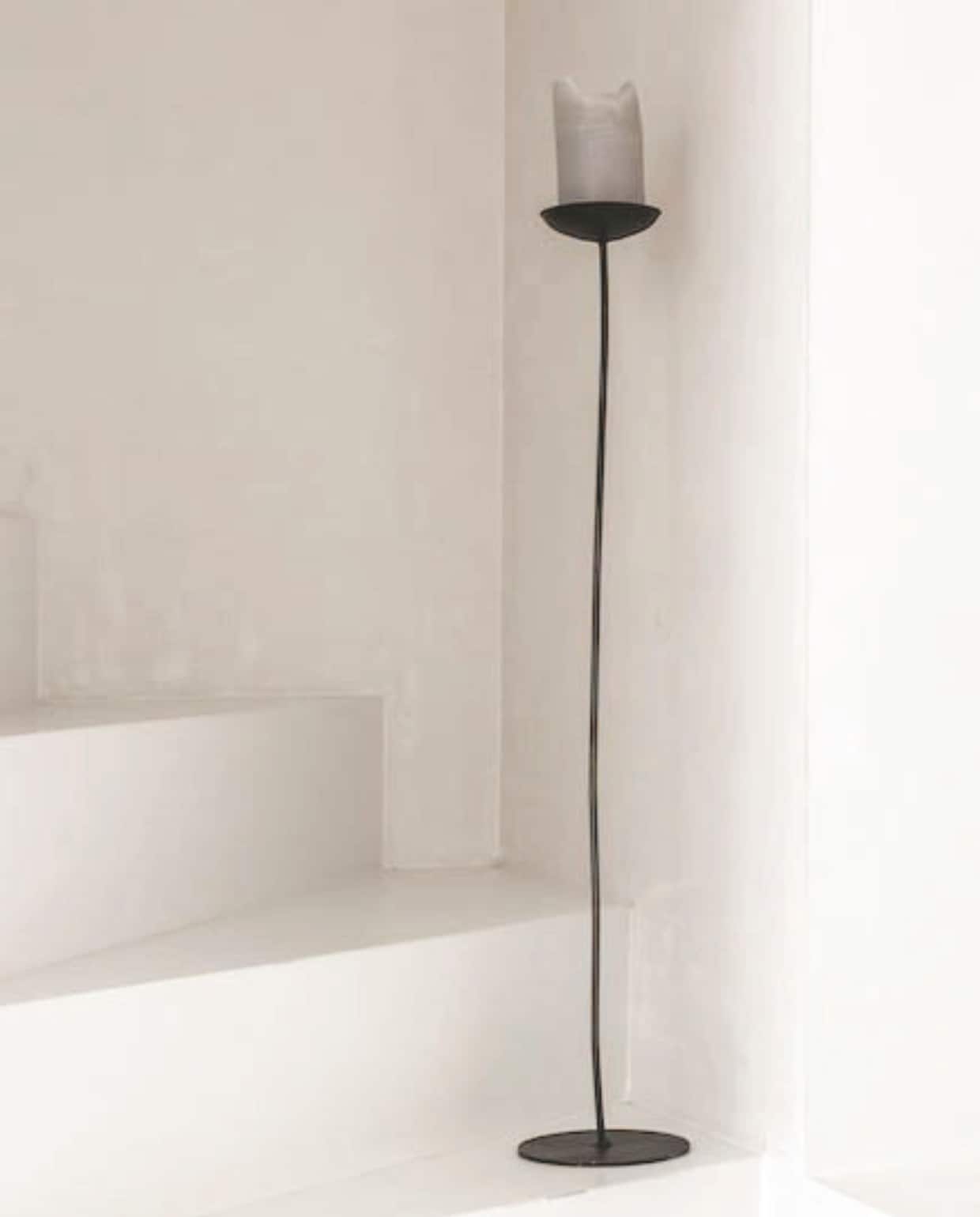 Metalen ronde vloerkandelaar van K’willeminhuis, 90 cm (h) € 119,99 (studioperspective.nl). Studio Perspective