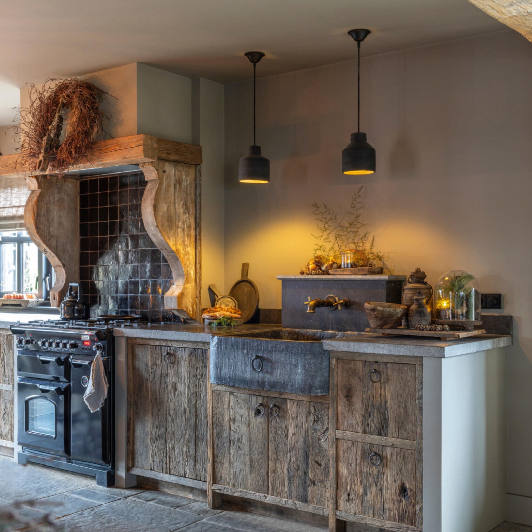 Landelijke keuken in kerstsfeer