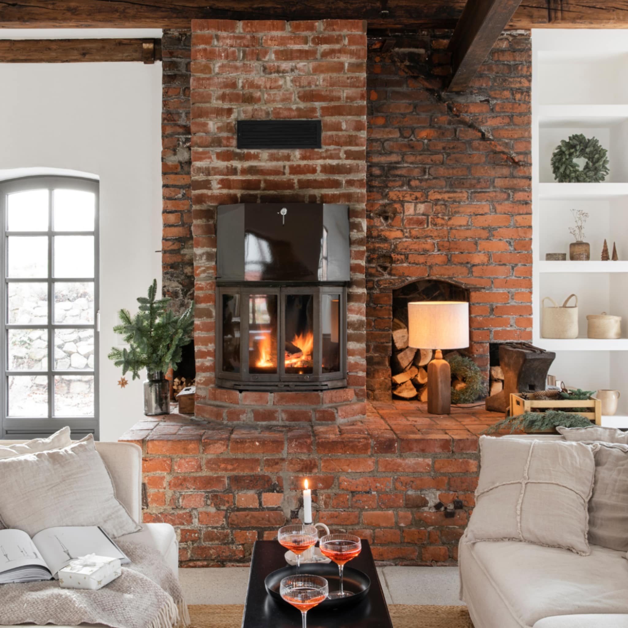 Woonkamer met een knusse openhaard in kerstsfeer