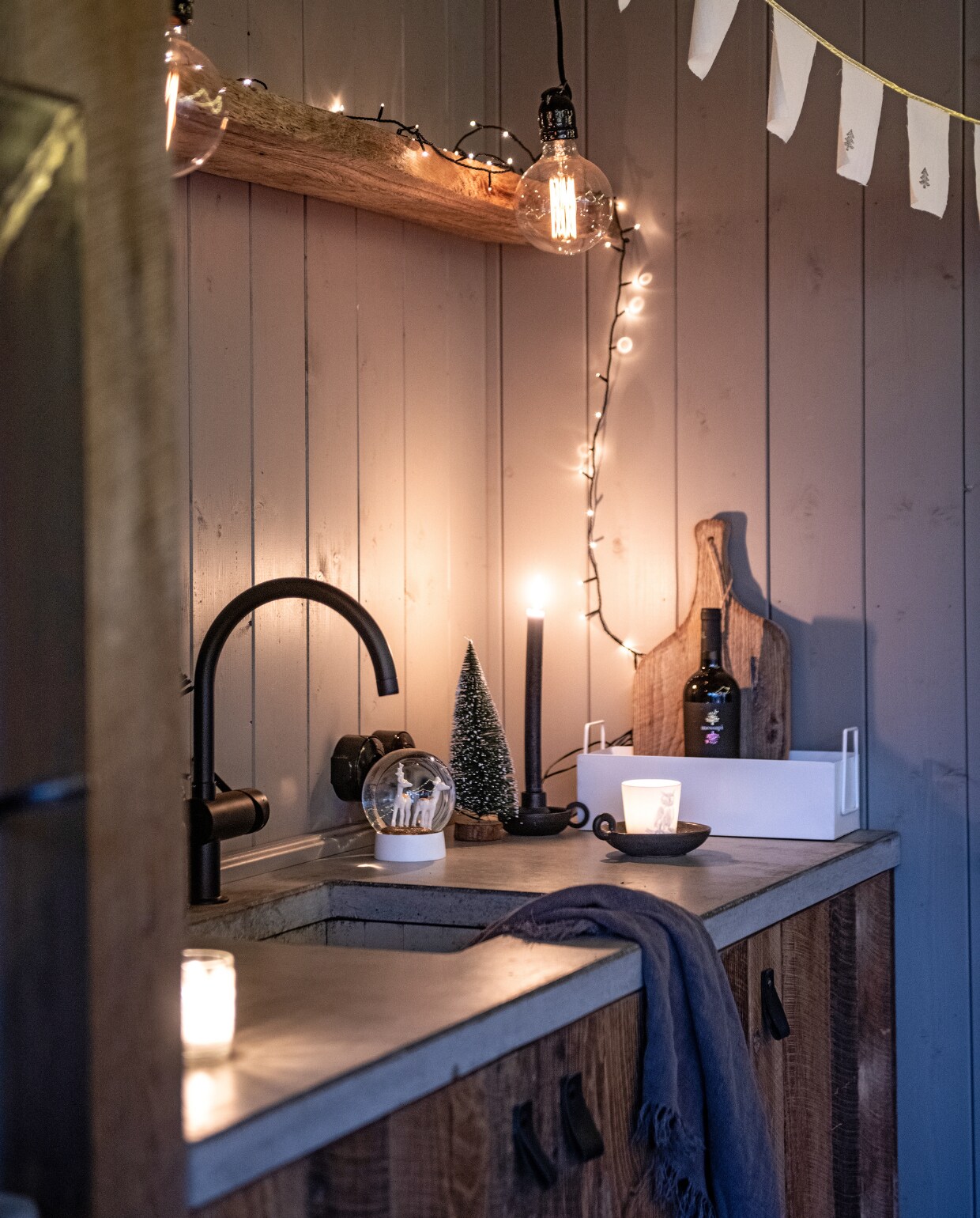 Kraan Caressi. Keukenfronten, plank en snijplank Robuust Maatwerk. Vaatdoek Hoffz Interior. Kandelaars Hema, wit bakje Kwantum. vtwonen 12-2019 | styling Babs Dols | fotografie Louis Lemaire | productie insidehomepage