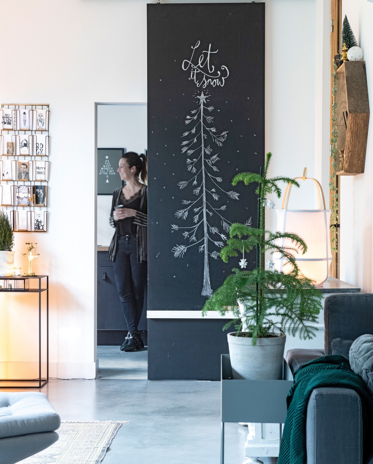 De schuifdeur naar de bijkeuken is gemaakt door Robuust Maatwerk. Windlicht met stoffen bekleding als lamp, van Xenos. Plantenbak van HKliving. Groene plaid van Ikea. vtwonen 12-2019 | styling Babs Dols | fotografie Louis Lemaire | productie insidehomepage