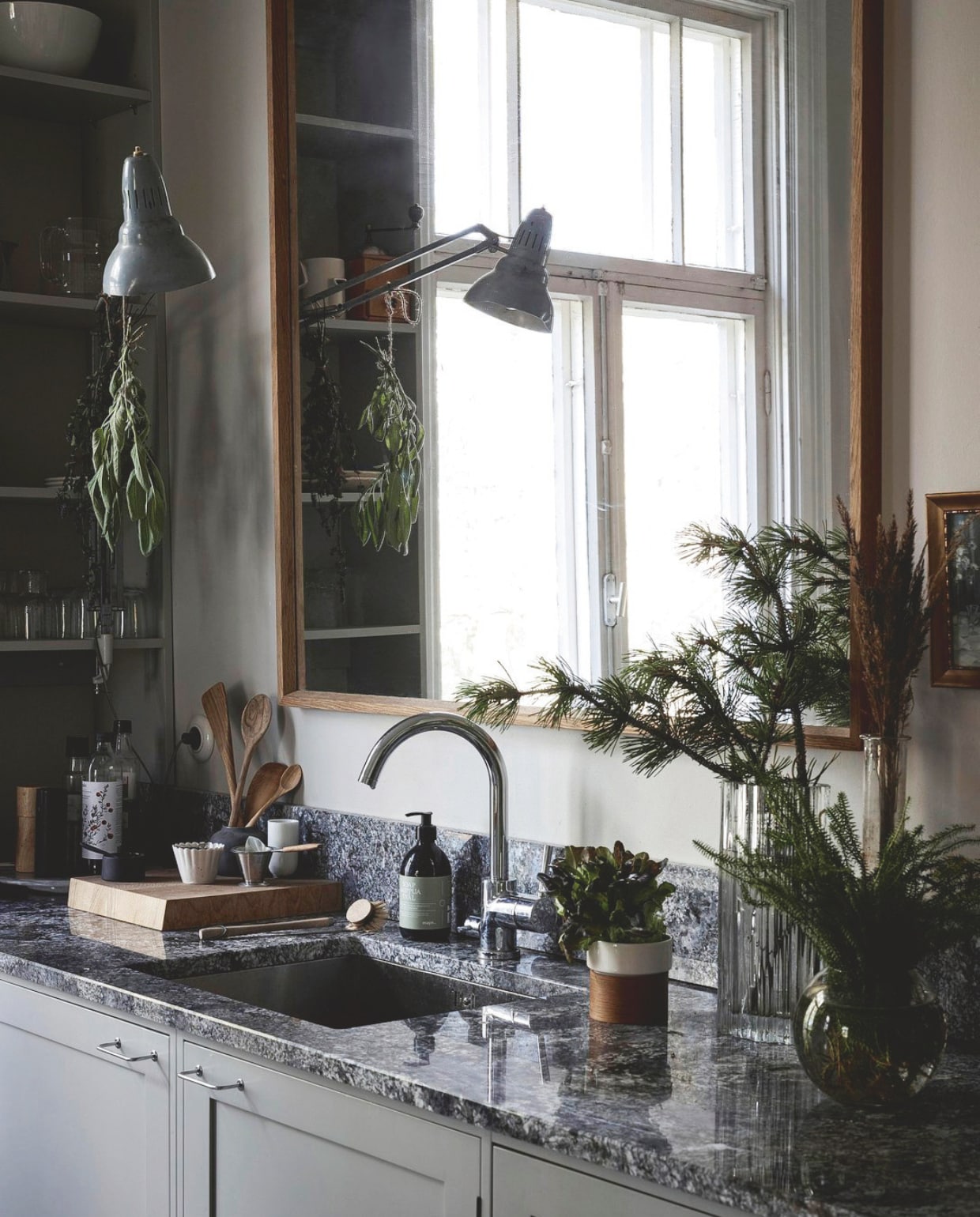 Aanrechtblad van graniet. Vergelijkbare spiegel Maisons du Monde. vtwonen 13-2024 | productie Jonna Kivilahti | fotografie Krista Keltanen
