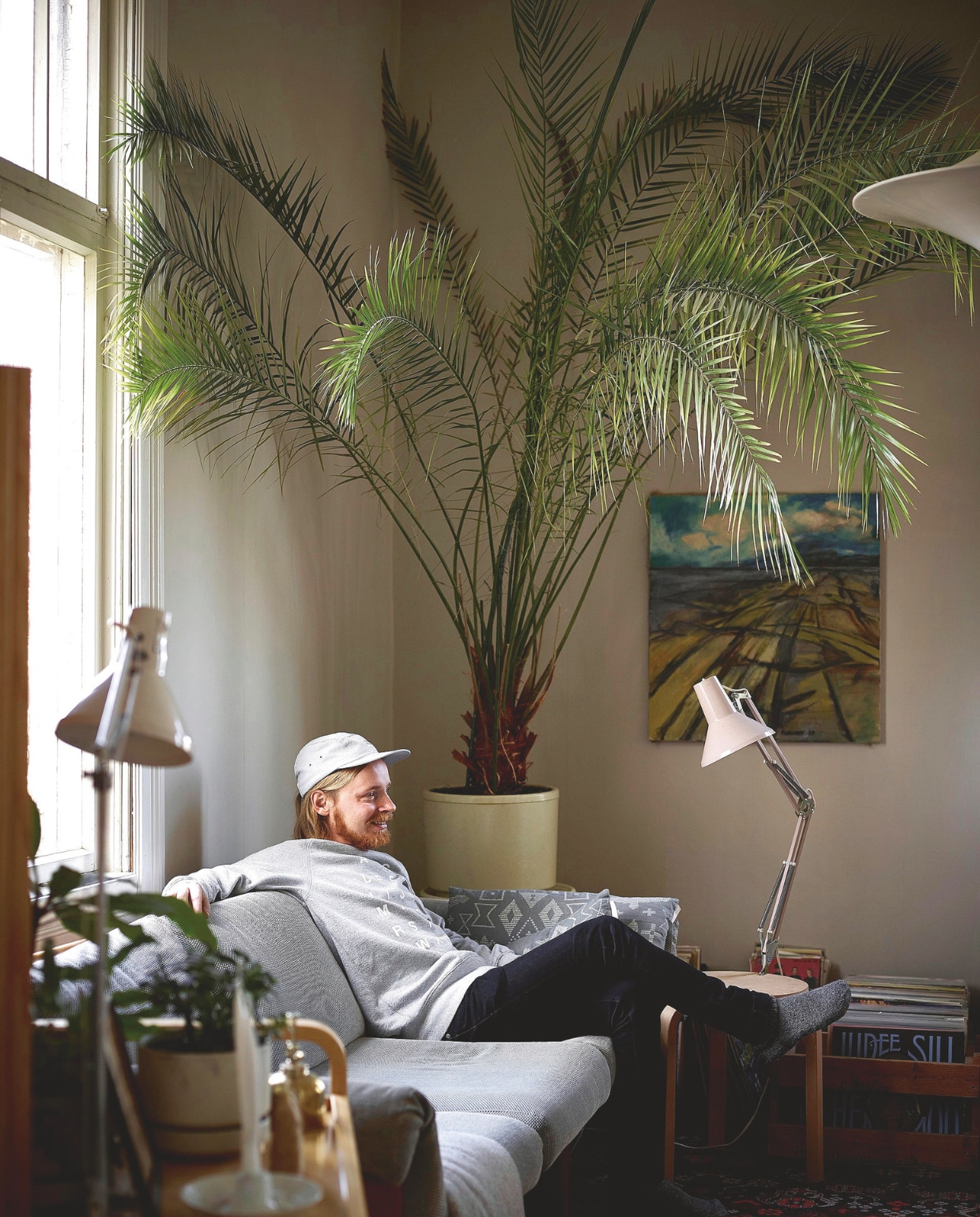 Bank Ateljee van Kukkapuro Finnishdesignshop.com. Schilderij gemaakt door Olli’s vader. Kussen Saana ja Olli. Kruk Artek. vtwonen 13-2024 | productie Jonna Kivilahti | fotografie Krista Keltanen