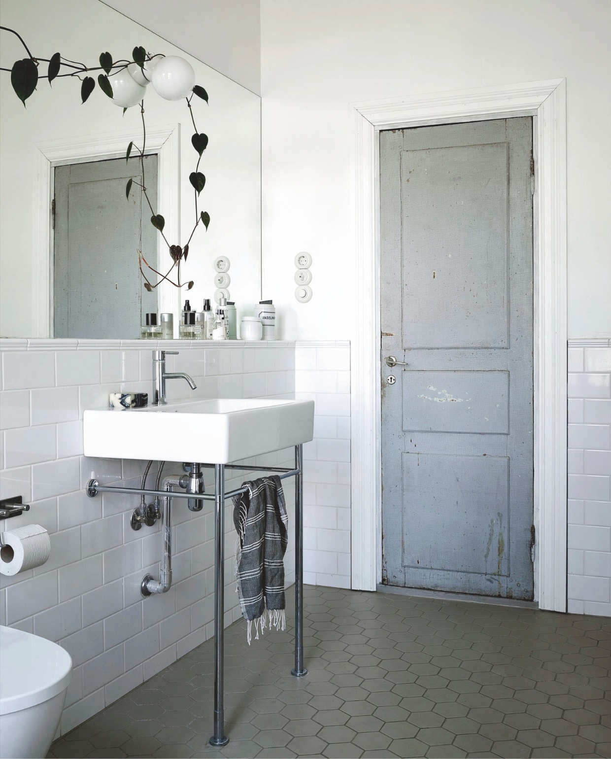 Vergelijkbare tegels Tegelfabriek. Vergelijkbare wastafel Duravit Sanitairwinkel. Handdoek Saana ja Olli. vtwonen 13-2024 | productie Jonna Kivilahti | fotografie Krista Keltanen