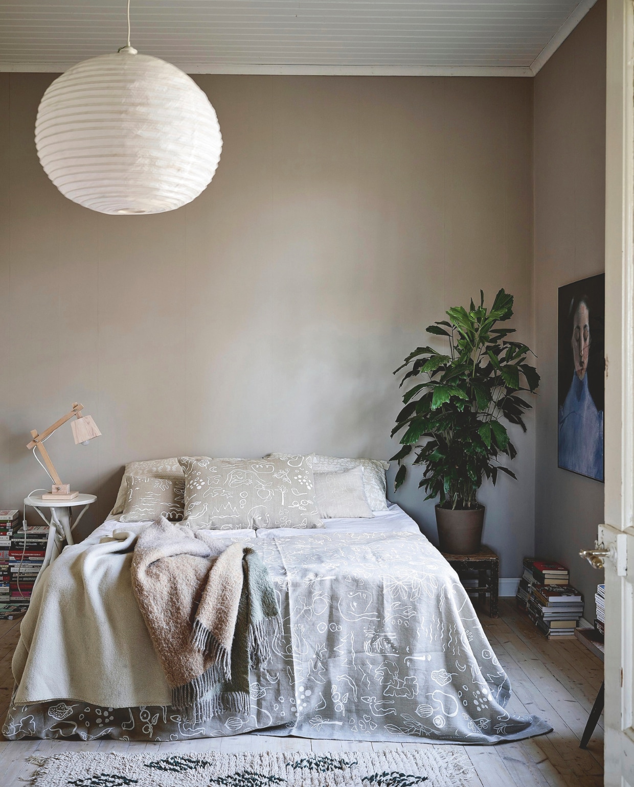 Beddengoed en lakens Saana ja Olli. Poster Helene Schjerfbeck. Vergelijkbare hanglamp Hay, houten leeslamp WerkaandeWerf. vtwonen 13-2024 | productie Jonna Kivilahti | fotografie Krista Keltanen