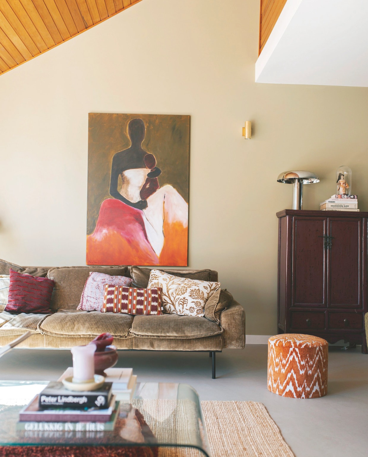 Muurkleur Jade van Pure &amp; Original. Vloer Betonlooks. Bank HK Living. Kussens Sophie Dirven Design, Doing Goods, Day Interieurontwerp. Schilderij Peter Visscher. Wandlamp Fonq. Chromen lamp HK Living. Kast Marktplaats. Stolp met beeld kringloop. Poef Sophie Dirven Design. Salontafel vintage. Vloerkleed Ikea. vtwonen binnenkijkspecial 11-2024 | fotografie Merel Visscher, Beate vieth