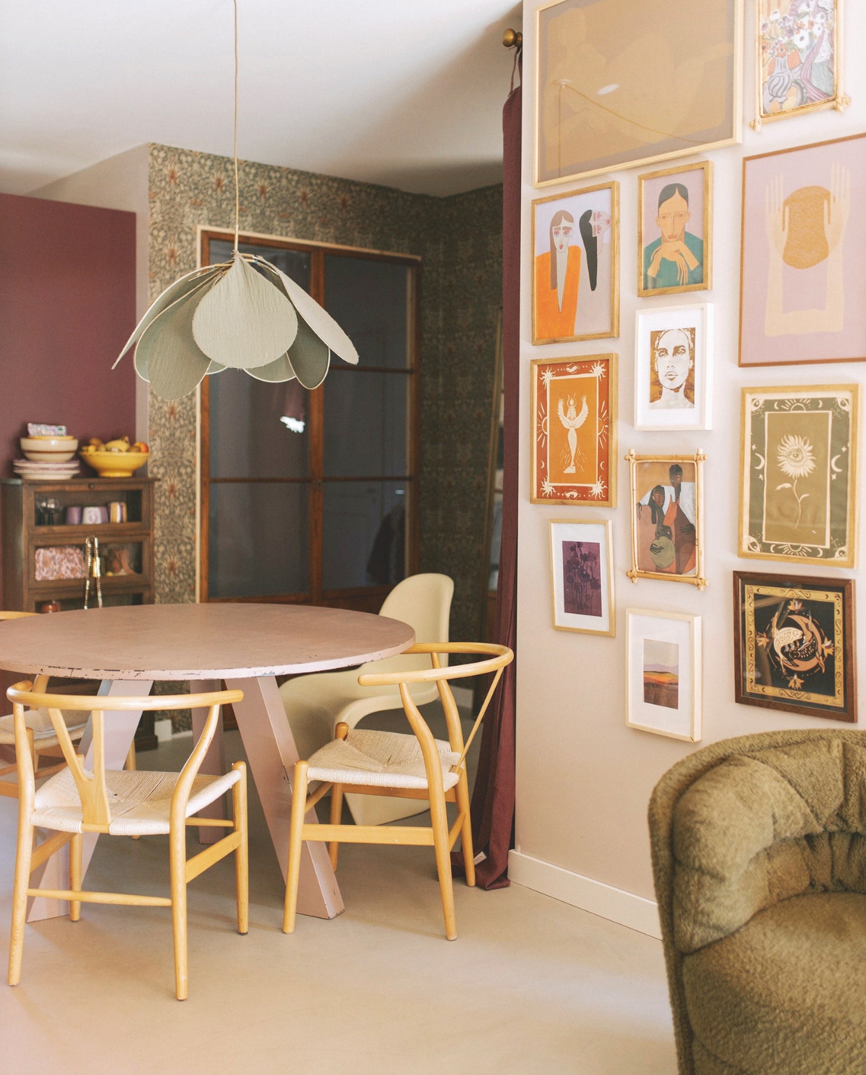 Muurkleur Old Wine van Pure &amp; Original. Kast Loberon. Eettafel Woood geverfd in Sulking Room Pink van Farrow &amp; Ball. Eetkamerstoelen replica Wishbone, witte stoel replica Verner Panton en oude Franse kasdeuren via Marktplaats. Lamp zelfgemaakt. Behang Snakeshead van Morris &amp; Co. Schilderijen Tiny Stories, Wewonderwall, Atelier Madeleef. Groene fauteuil HK Living. vtwonen binnenkijkspecial 11-2024 | fotografie Merel Visscher, Beate Vieth