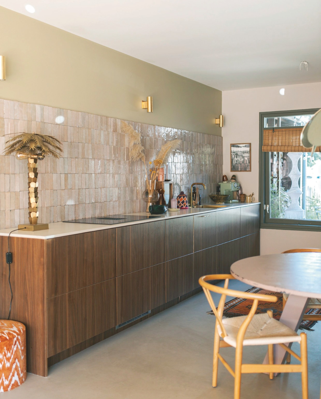 Muurkleur Jade van Pure &amp; Original. Keuken laten maken door meubelmaker. Tegels Designtegels. Lamp Palm van HKliving.  Poef Sophie Dirven Design. Vloer Betonlooks. Wandlampen Fonq. vtwonen binnenkijkspecial 11-2024 | fotografie Merel Visscher, Beate Vieth