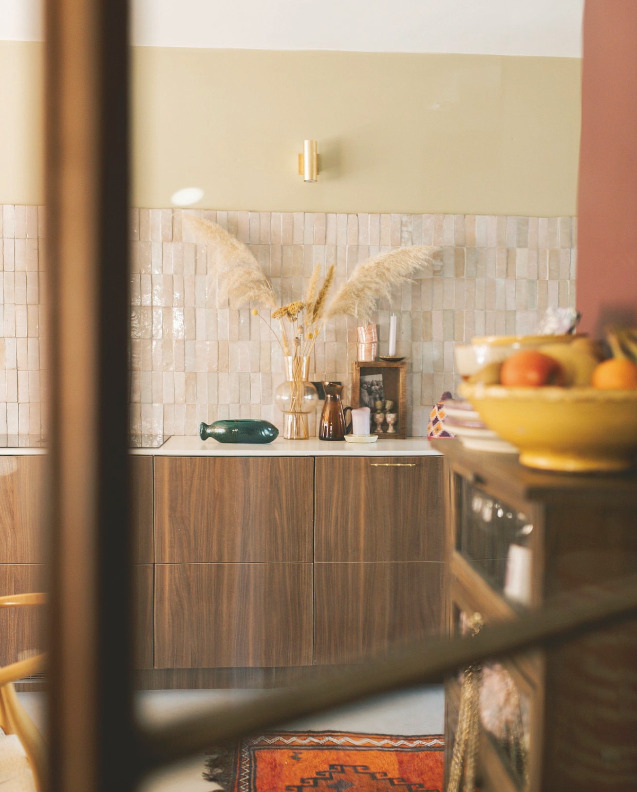 Muurkleur Jade van Pure &amp; Original. Keuken laten maken door meubelmaker. Tegels Designtegels. Vissenschaal Liesbeth Visschedijk. Vaas HKliving. Kan en gele schaal kringloop. Mand Household Hardware. Kast rechts Loberon. Borden Lenta Living. Loper Marktplaats. vtwonen binnenkijkspecial 11-2024 | fotografie Merel Visscher, Beate Vieth