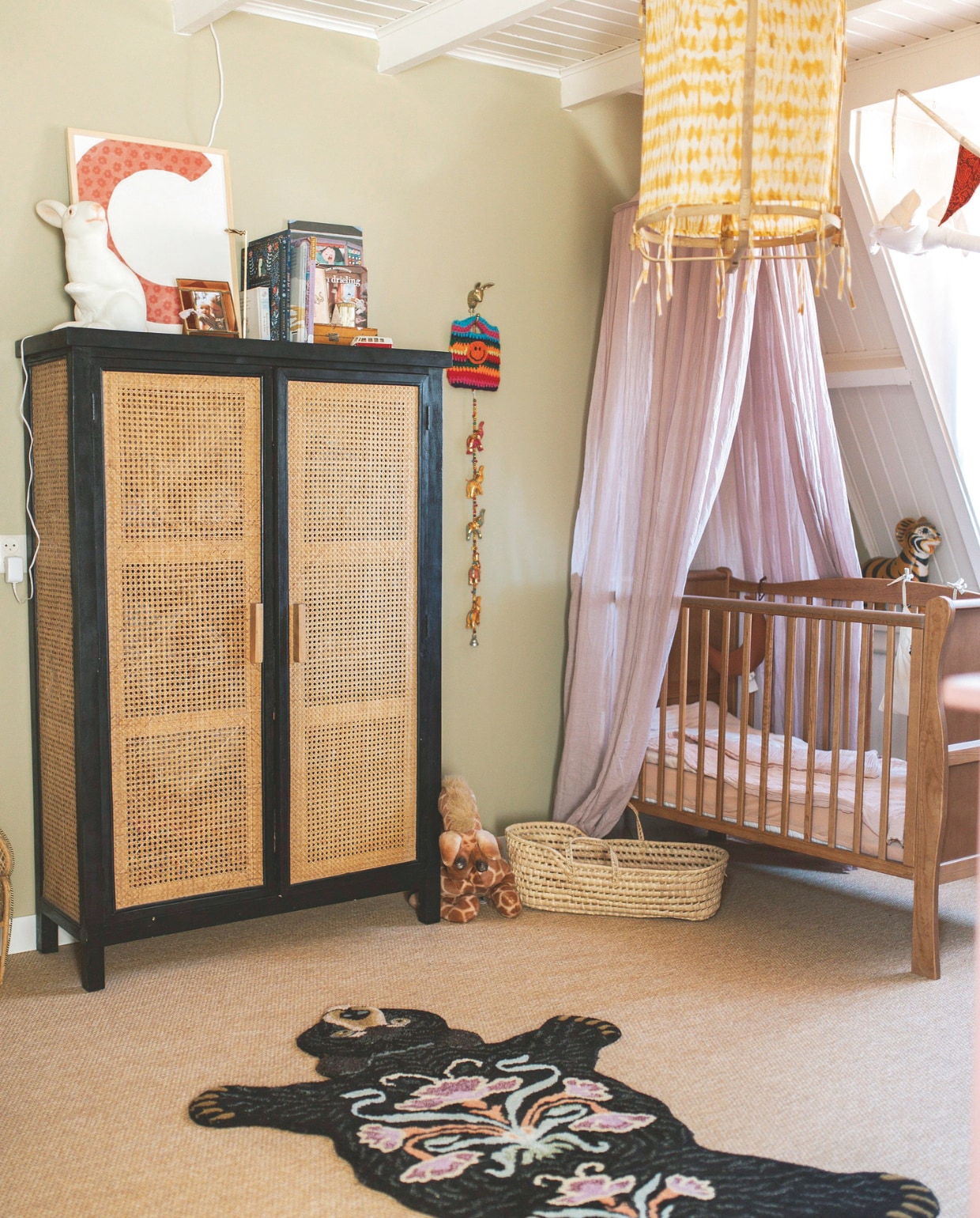 Muurkleur Jade van Pure &amp; Original. Kledingkast Karwei. Poster MrStarsky. Konijnlamp Heico. Klamboe Jollein. Bed Nobel Vintage van Woodies. Beeld tijger en vloerkleed Doing Goods. Rieten mozesmand markt. Hanglamp Laif en Nuver. Sisal vloer Carpetright. vtwonen binnenkijkspecial 11-2024 | fotografie Merel Visscher, Beate vieth
