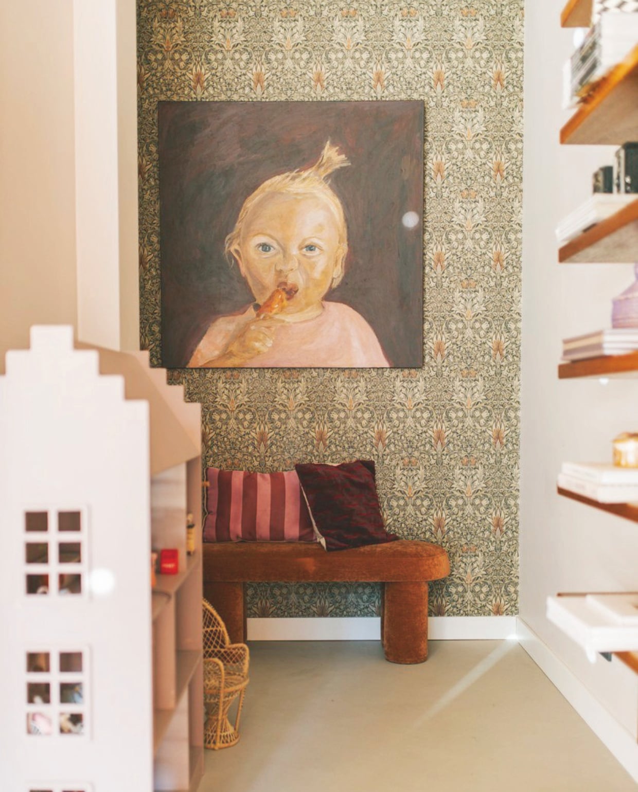 Behang Snakeshead van Morris &amp; Co. Schilderij gemaakt door zus. Velours bank Sofa Company. Kussens HKliving en Sophie Dirven Design. Poppenhuis Marktplaats, geverfd in kleur Sulking Room Pink van Farrow &amp; Ball. Rotan stoel kringloop. vtwonen binnenkijkspecial 11-2024 | fotografie Merel Visscher, Beate vieth