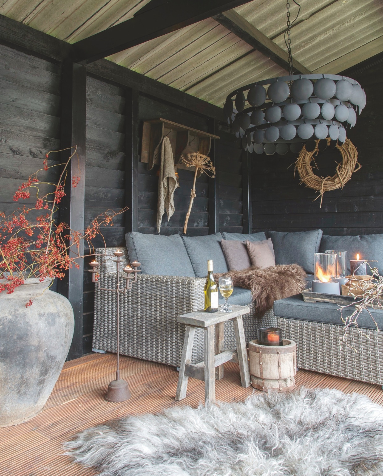 Hanglamp, kapstok Driftwood, houten kruk, schapenvachten en grote kruik De Buitenkans. vtwonen landelijk 08-2024 | styling Peet! Styling | fotografie Joyce Vloet
