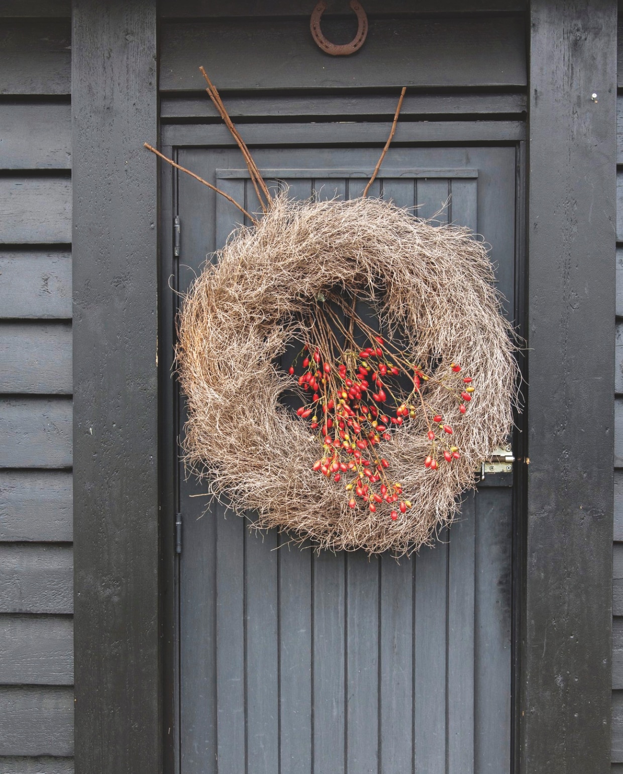 Krans van fern root met rozenbotteltakken. vtwonen landelijk 08-2024 | styling Peet! Styling | fotografie Joyce Vloet