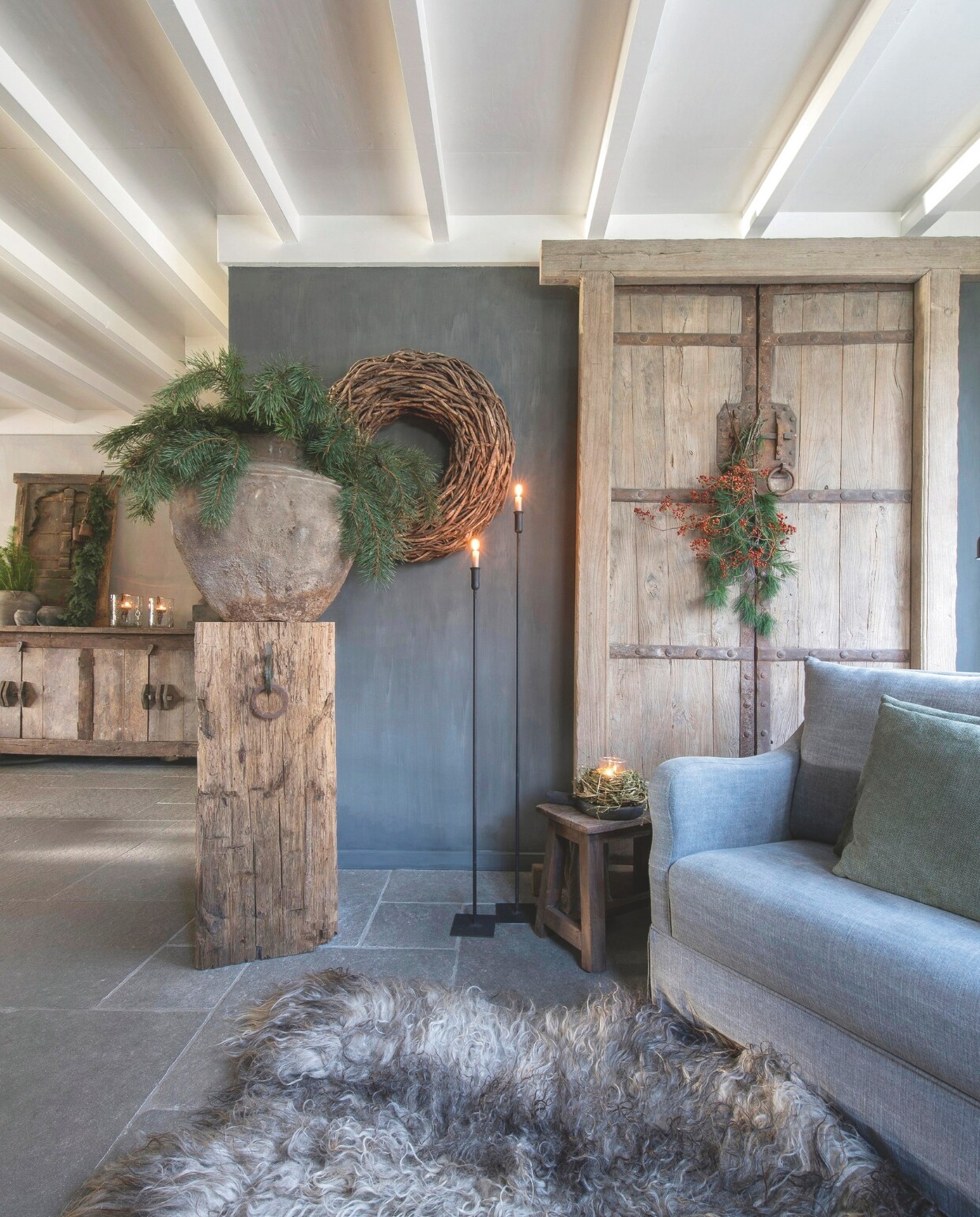 Houten zuil en bank Lotte vanLandelijk at Home. Kast en vloerkandelaars De Buitenkans. vtwonen landelijk 08-2024 | styling Peet! Styling | fotografie Joyce Vloet