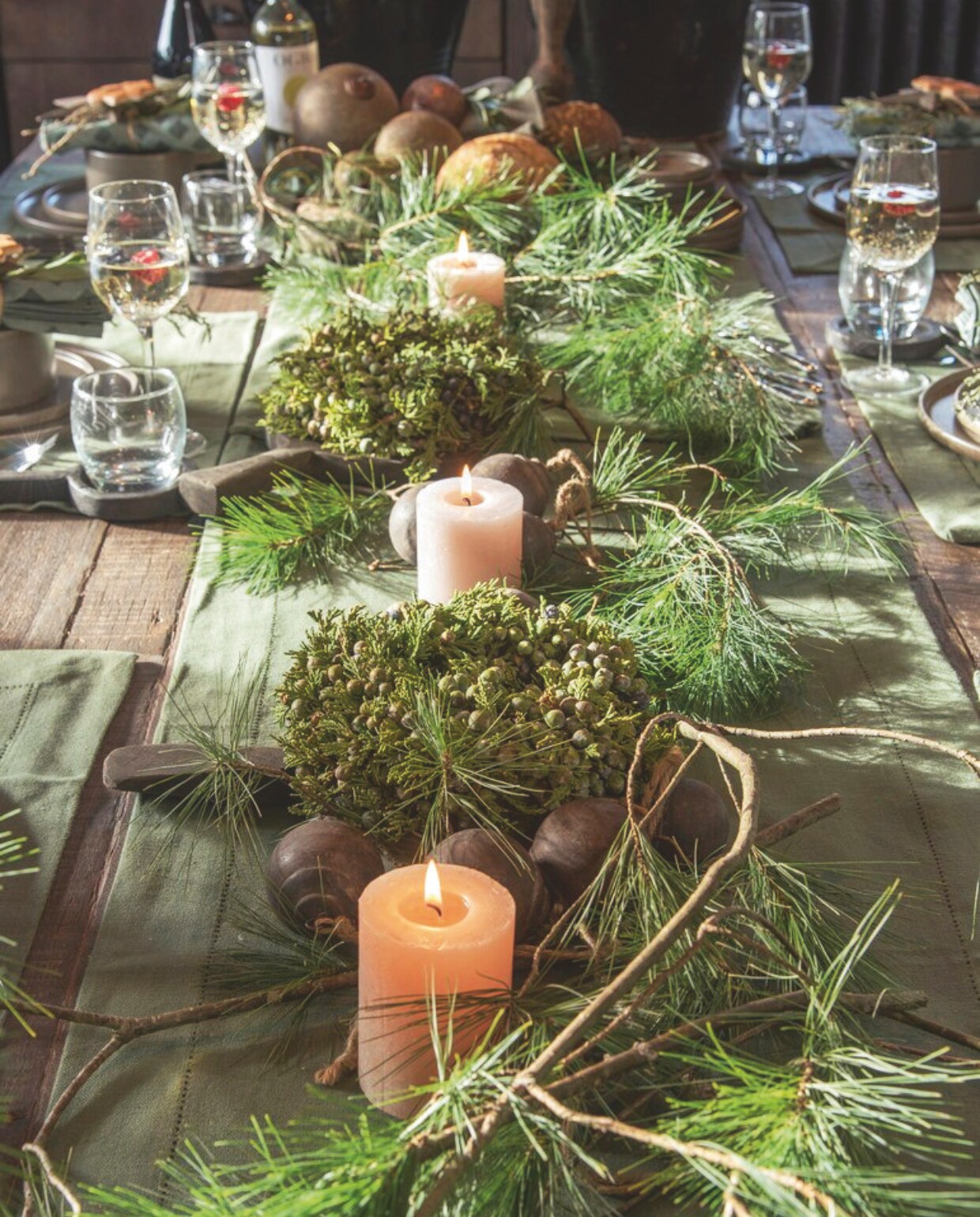 Seizoenstakken zorgen voor kerstsfeer. Houten schaaltjes en decoratie De Buitenkans. vtwonen landelijk 08-2024 | styling Peet! Styling | fotografie Joyce Vloet