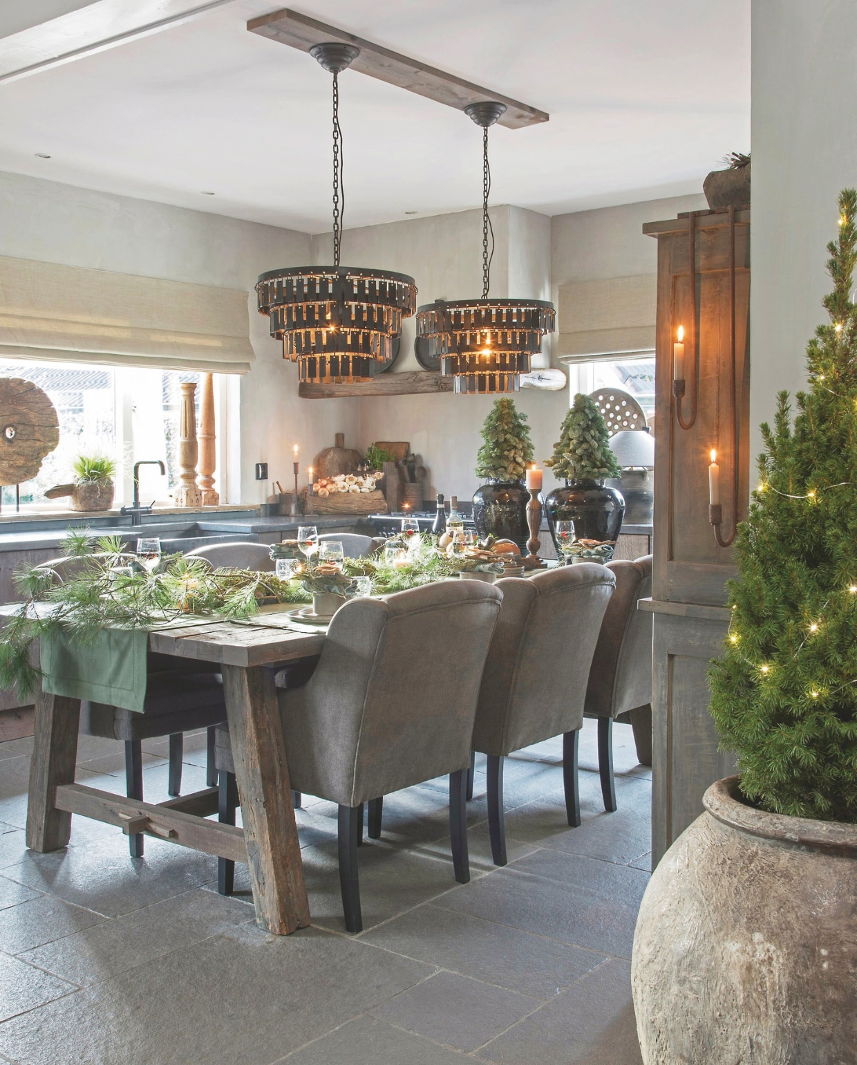 Lampen van Be-Uniq. De eettafel is gemaakt door Stefan. Decoratie van De Buitenkans.Kandelaars, balusters en grote kruik De Buitenkans. vtwonen landelijk 08-2024 | Styling Peet! Styling | Fotografie Joyce Vloet