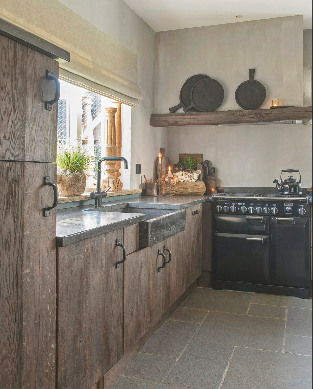Door de onbehandelde look van het hout lijkt de keuken een origineel onderdeel van het huis te zijn. Hij is met de hand gemaakt door Stefan. vtwonen landelijk 08-2024 | styling Peet! Styling | fotografie Joyce Vloet