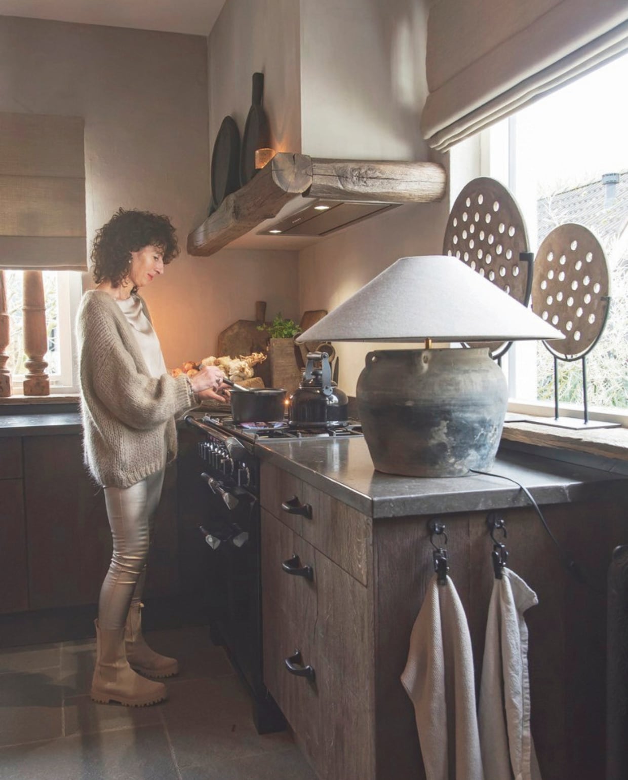 De lamp van Be-Uniq past prachtig bij de grote aardewerken potten die op diverse plekken in het huis staan. vtwonen landelijk 08-2024 | styling Peet! Styling | fotografie Joyce Vloet