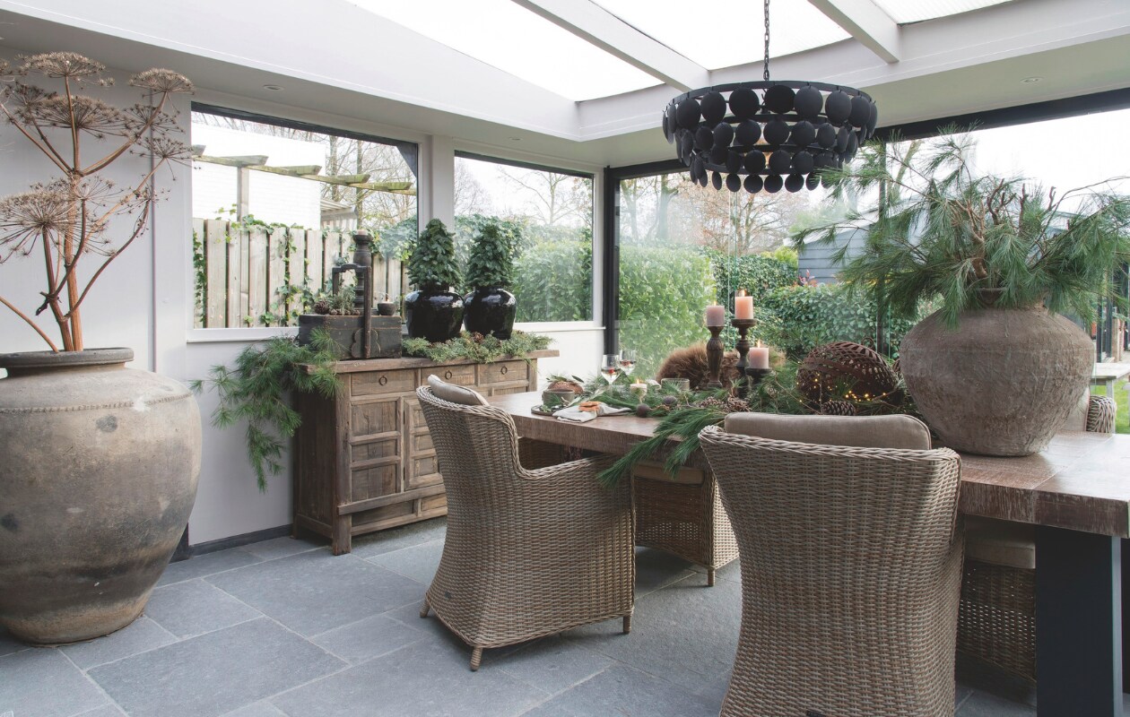 Tuinstoelen Darwin van naturel rotan AVH-Outdoor. Lamp en kruiken van De Buitenkans. vtwonen landelijk 08-2024 | styling Peet! Styling | fotografie Joyce Vloet