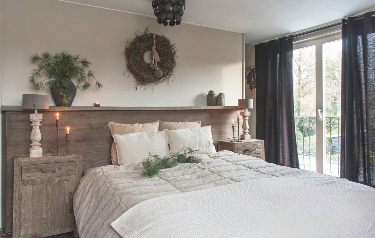 Nachtkastjes, plafondlamp, baluster tafellampen, kandelaars en bewaarpotten De Buitenkans. vtwonen landelijk 08-2024 | styling Peet! Styling | fotografie Joyce Vloet