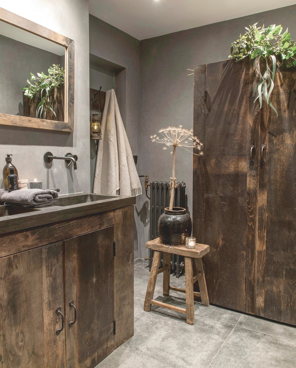 Handgemaakte badkamer door Stefan. Vaas en houten kruk De Buitenkans. vtwonen landelijk 08-2024 | styling Peet! Styling | fotografie Joyce Vloet