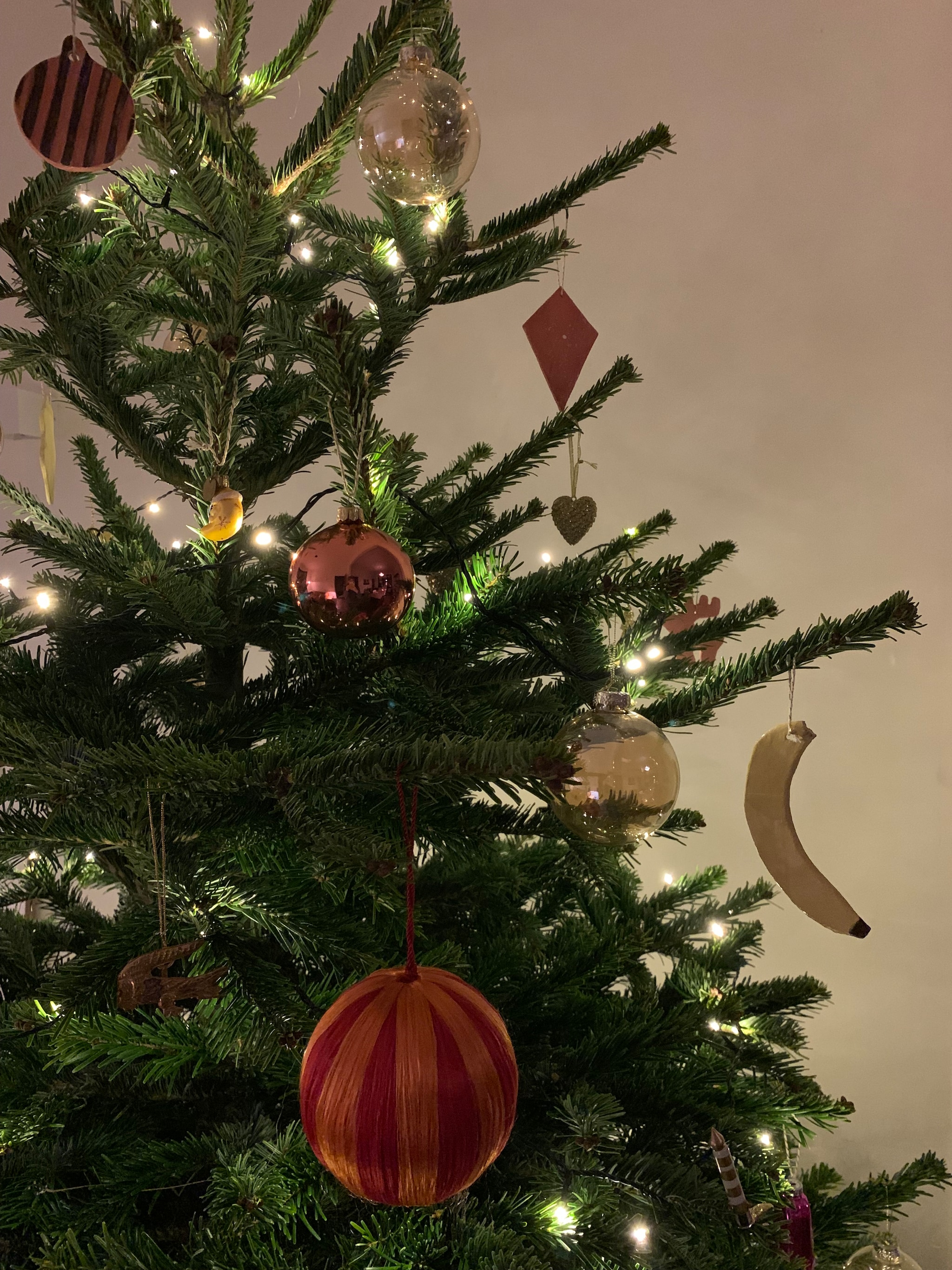 Zo viert de vtwonen-redactie kerst: de kerstboom van Jackie Jackie Oomen