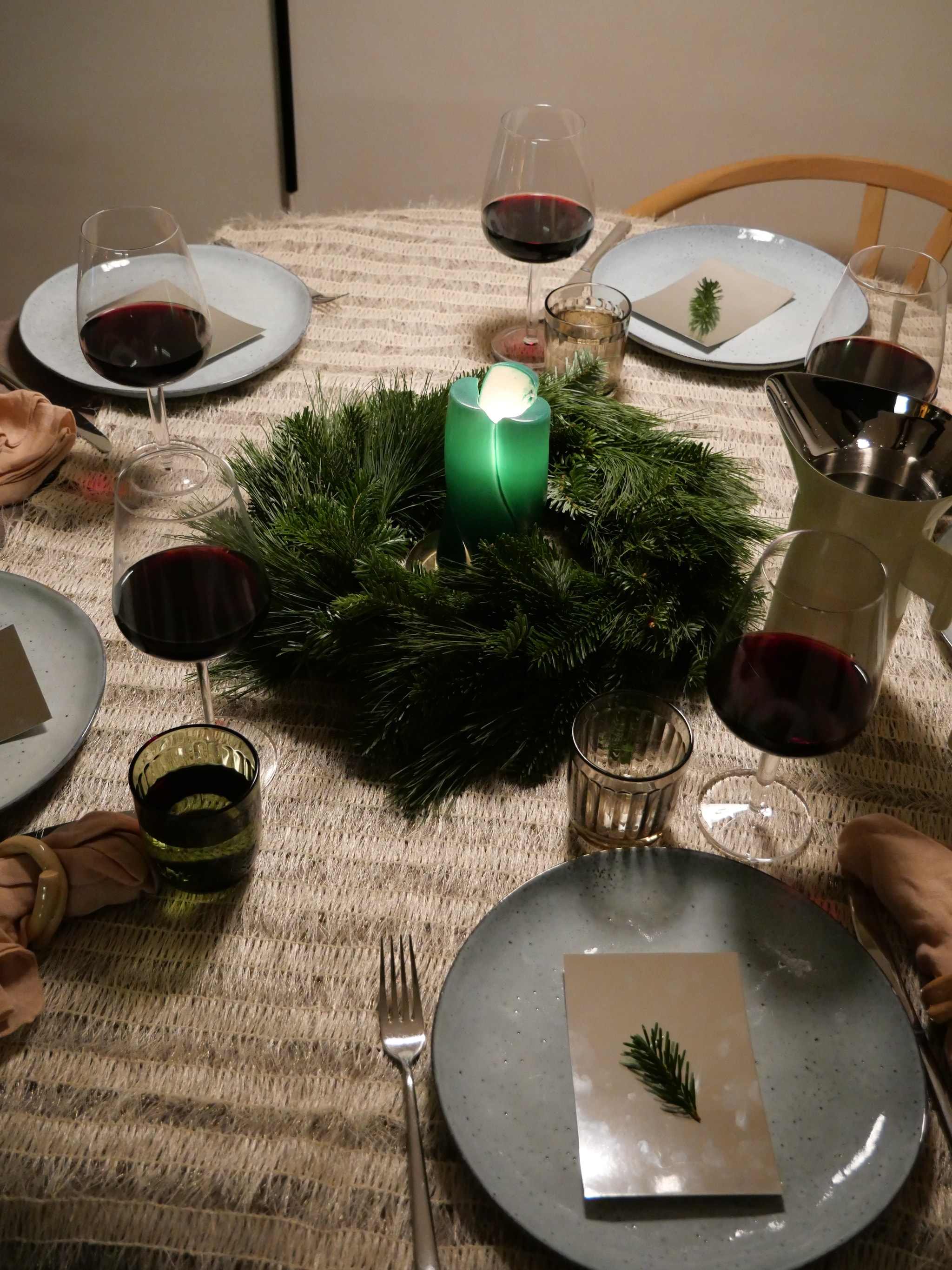 Zo viert de vtwonen-redactie kerst: de gedekte tafel van Jackie. Waterkan van &amp;Tradition X Jaime Hayon, waterglazen van iittala, wijnglazen Serax X Piet Boon, borden House Doctor, bestek Villeroy &amp; Boch, linnen servetten Bolia, servetringen zelfgemaakt van keramiek. Jackie Oomen