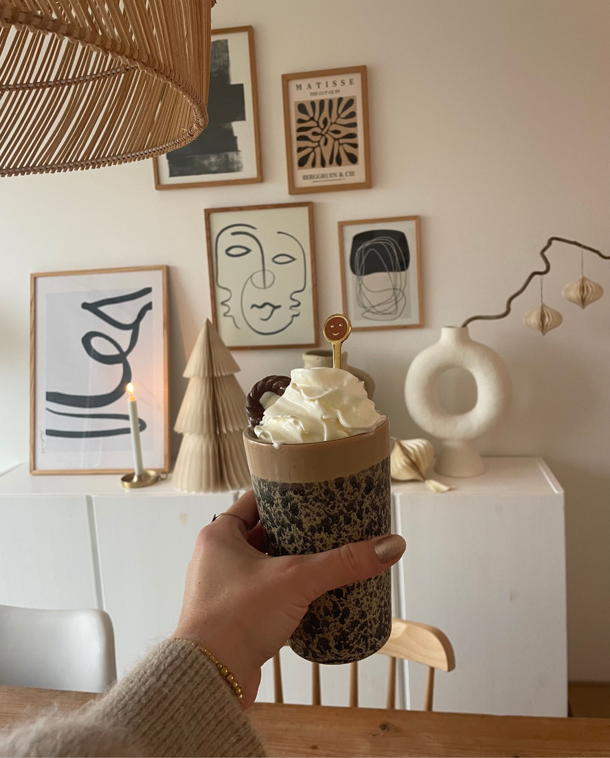 Zo viert de vtwonen-redactie kerst: chocomel en au naturel bij Esther Esther de Leeuw