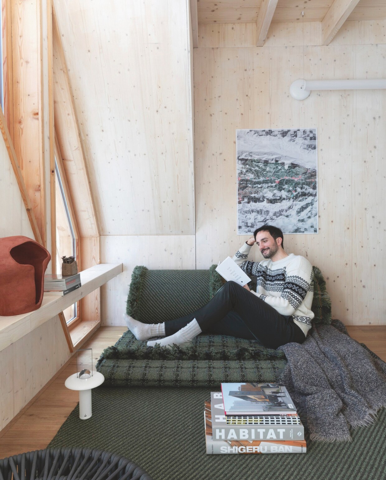 Vloerkleed, dikke mat en rolkussens uit serie Garden Layers van Patricia Urquiola voor Gan. Plaid Society Limonta, touwtafel Objects van Kettal, keramieken masker Daniela Daz Moretti, klein object Ivana Petan. vtwonen 13-2024 | productie Living Inside | fotografie Monica Spezia