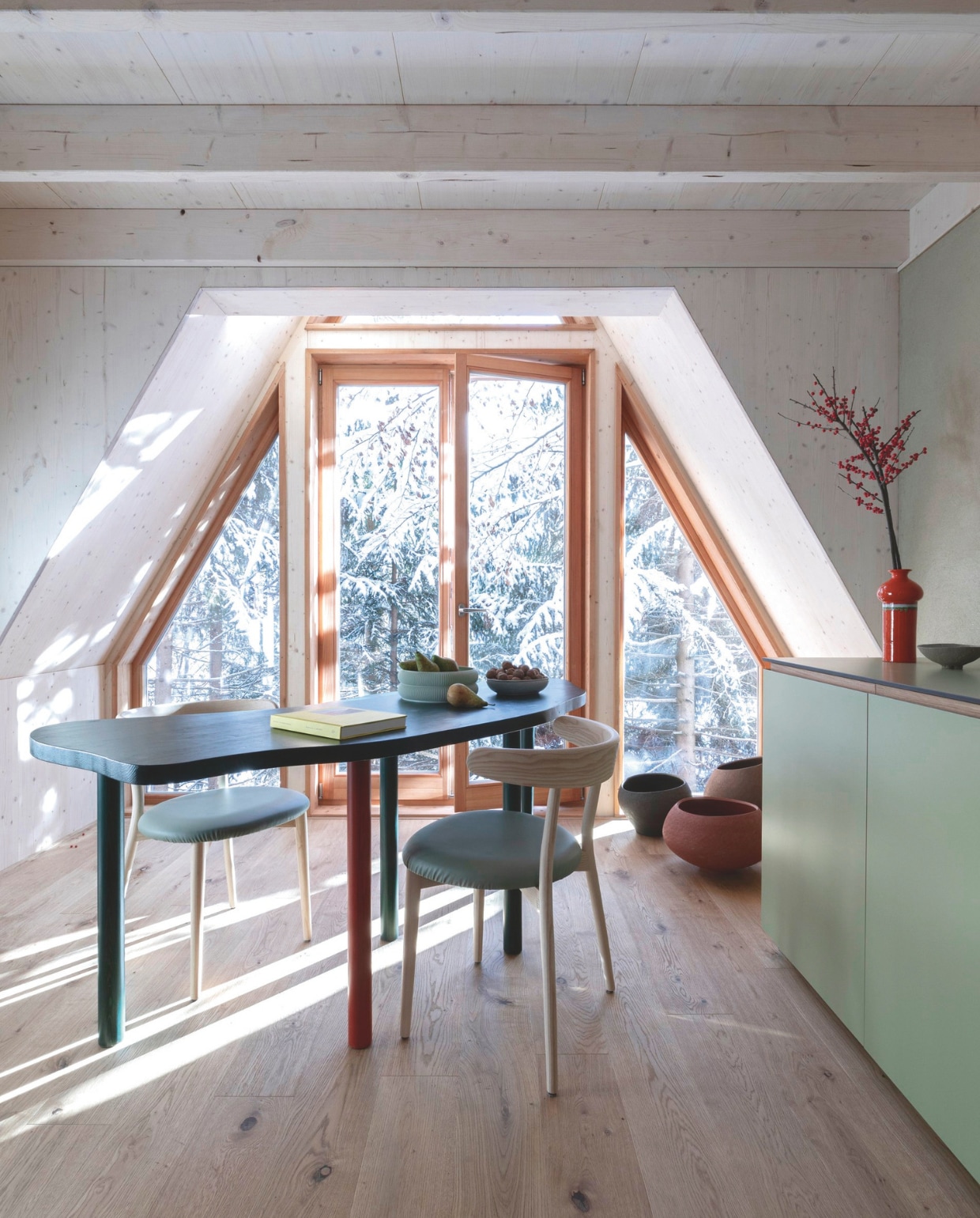Tafel Studio Beltrame, stoelen Bio van Balutto Associati voor Livoni, fruitschaal Sheyn, kleine schaal Ivana Petan, potten Studio Terrae, oranje vaas vintage. Keuken op maat gemaakt door Alta Cucine. vtwonen 13-2024 | productie Living Inside | fotografie Monica Spezia