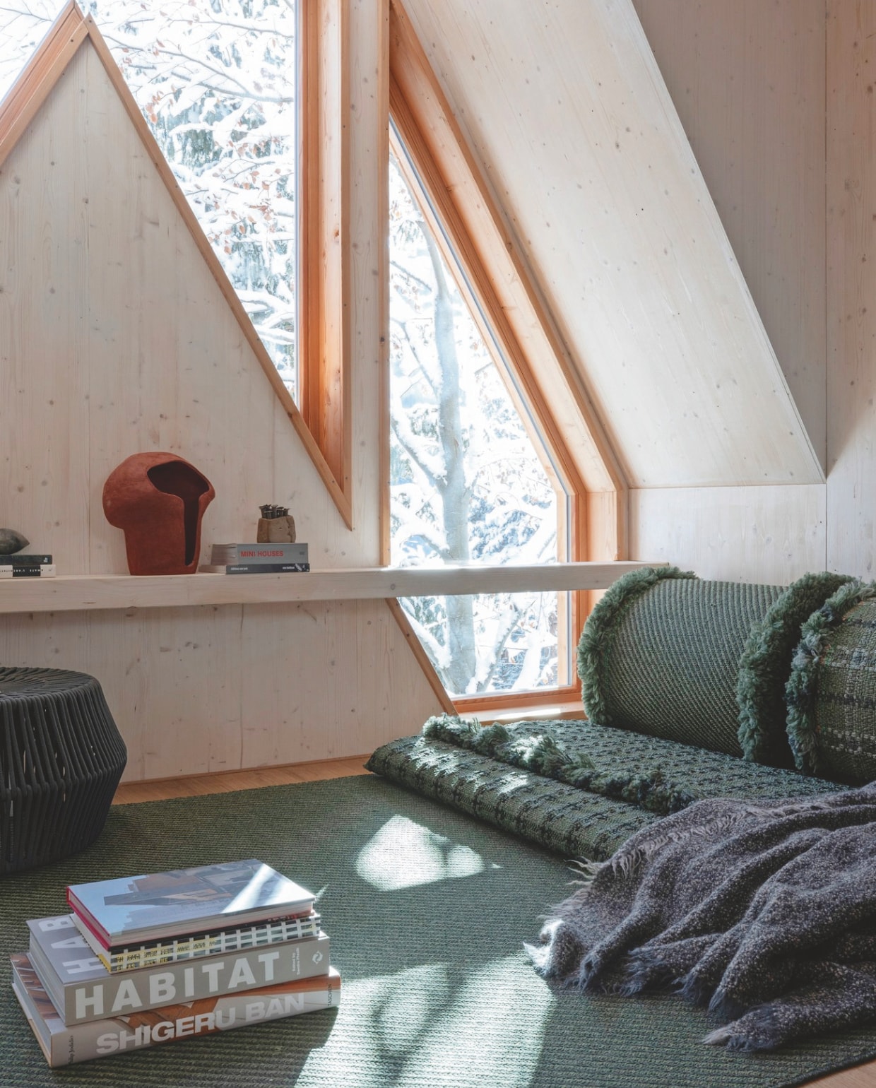 Vloerkleed, dikke mat en rolkussens uit serie Garden Layers van Patricia Urquiola voor Gan. Plaid Society Limonta, touwtafel Objects van Kettal, keramieken masker Daniela Daz Moretti, klein object Ivana Petan. vtwonen 13-2024 | productie Living Inside | fotografie Monica Spezia