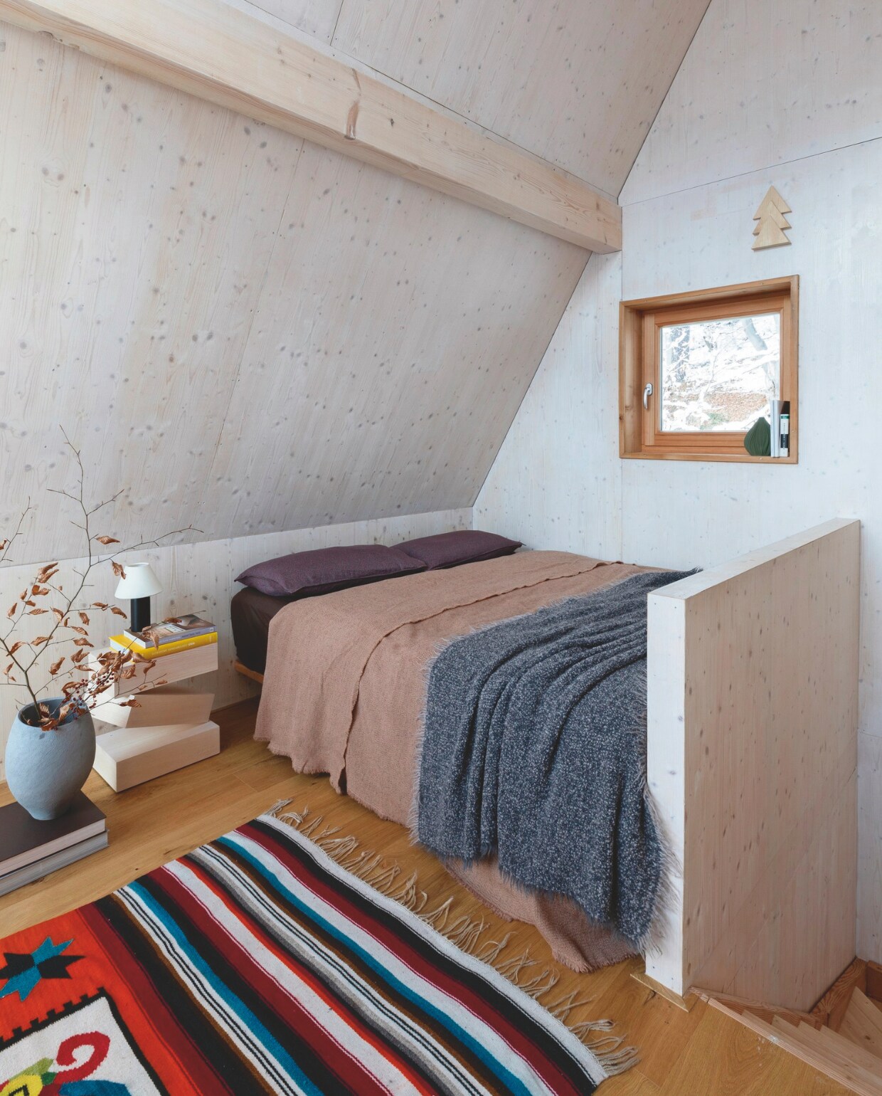 Bed Coco-Mat. Beddengoed en dekens Society Limonta, nachttafel Falling Cubes van Marie Dares, pot Studio Terrae, vaasje Sheyn, Navajo vloerkleed vintage. vtwonen 13-2024 | productie Living Inside | fotografie Monica Spezia