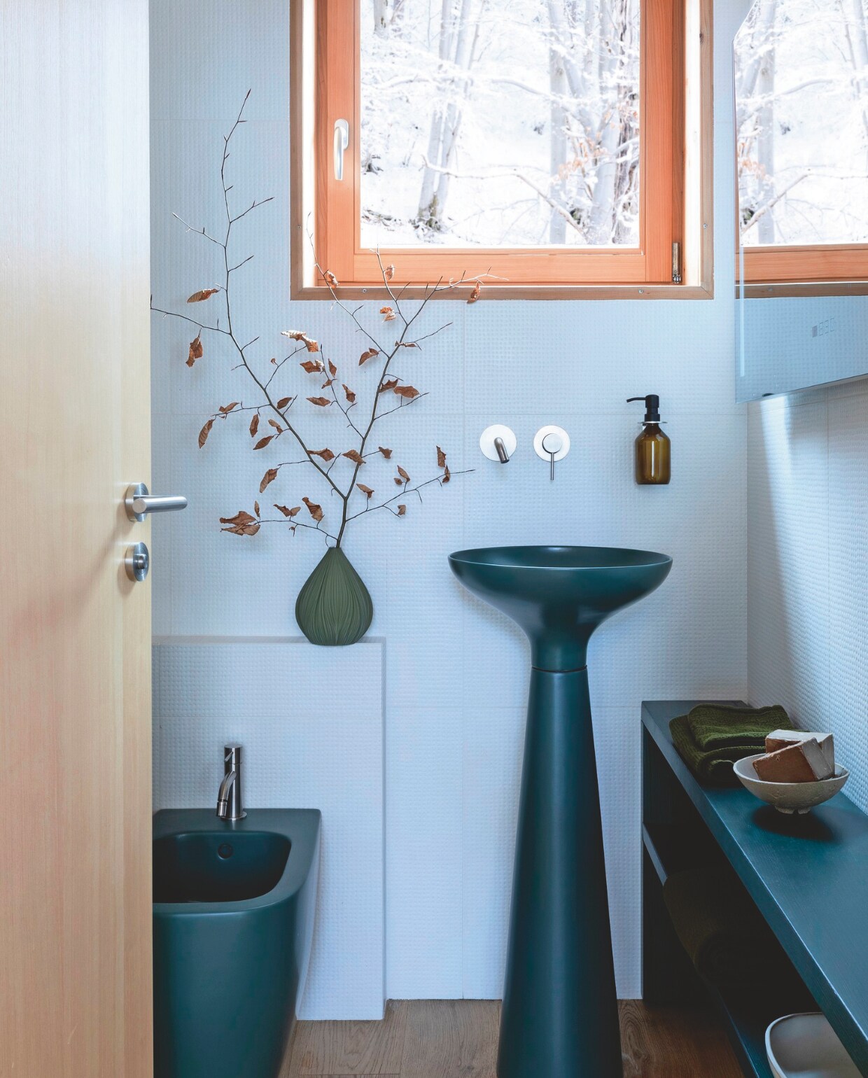 Wastafel en bidet Equilibrium van Alice Ceramica, tegels Pico van Ronan &amp; Erwan Bouroullec voor Mutina, handdoeken Society Limonta, zeepschaal Ivana Petan, vaas Sheyn, hervulbare zeep Réduze. vtwonen 13-2024 | productie Living Inside | fotografie Monica Spezia