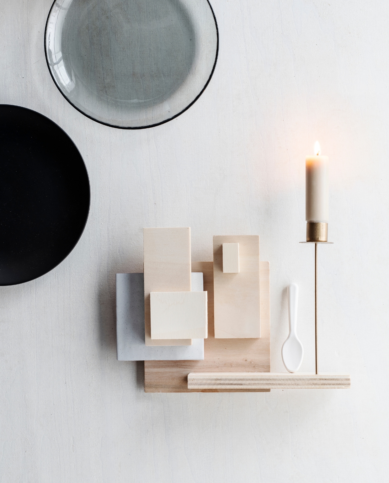 Zwart bord € 1,99 (hm.com), glazen bord € 2,66 (sostrenegrene.com). Overigprivébezit. vtwonen 09-2020 | Styling Myla Griese | Fotografie Louis Lemaire