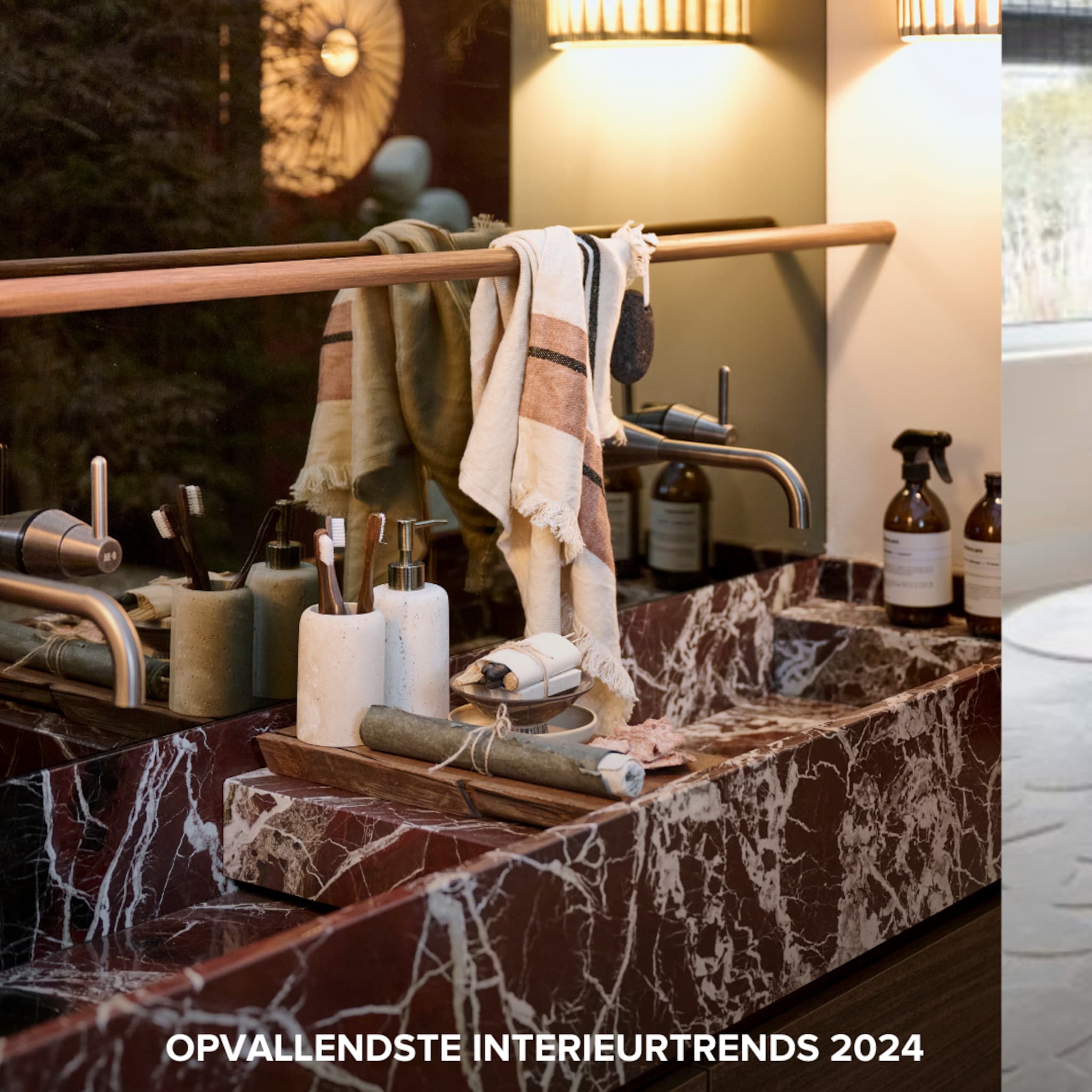 Badkamer met een marmeren wasbak en badkameraccessories