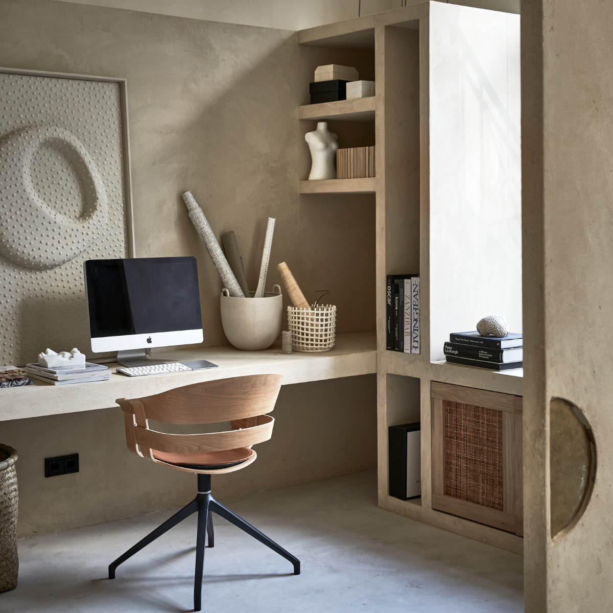 Eiken stoel Wick Swivel van Design House Stockholm (nordicnew.nl). Kunstwerk, prijs op aanvraag (tessaderijk.com). Keramieken opbergmand met vlechtwerk, keramieken opbergmand zonder vlechtwerk (fermliving.com). Polystone gezicht (hkliving.nl). Piepschuim buste (vanderlindewebshop.com). Werkkamerontwerp, prijs op aanvraag (anoukb.com). Overig privbezit. vtwonen 04-2021 | fotografie Jeroen van der Spek | styling Cleo Scheulderman