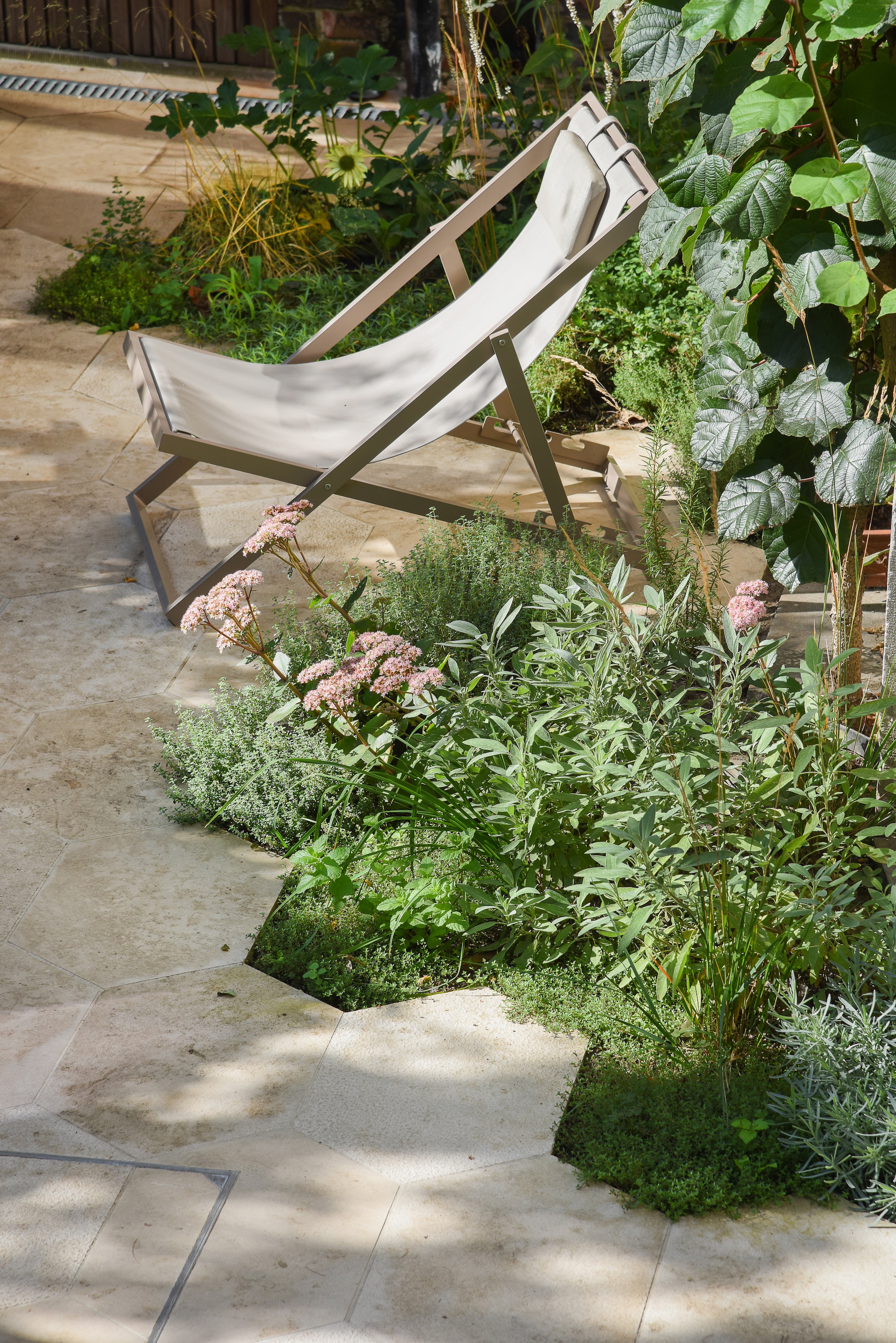 Tuintegels Kroatische kalksteen. Stoelen onbekend. Zie plantindex voor plantinformatie. fotografie Veronique de Walsche | tekst Randy van Ekeren