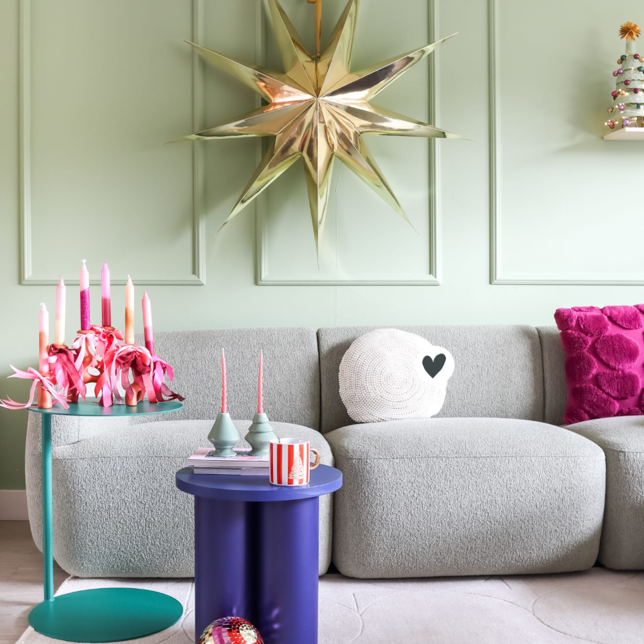 Woonkamer met groene muur en gouden kerstster